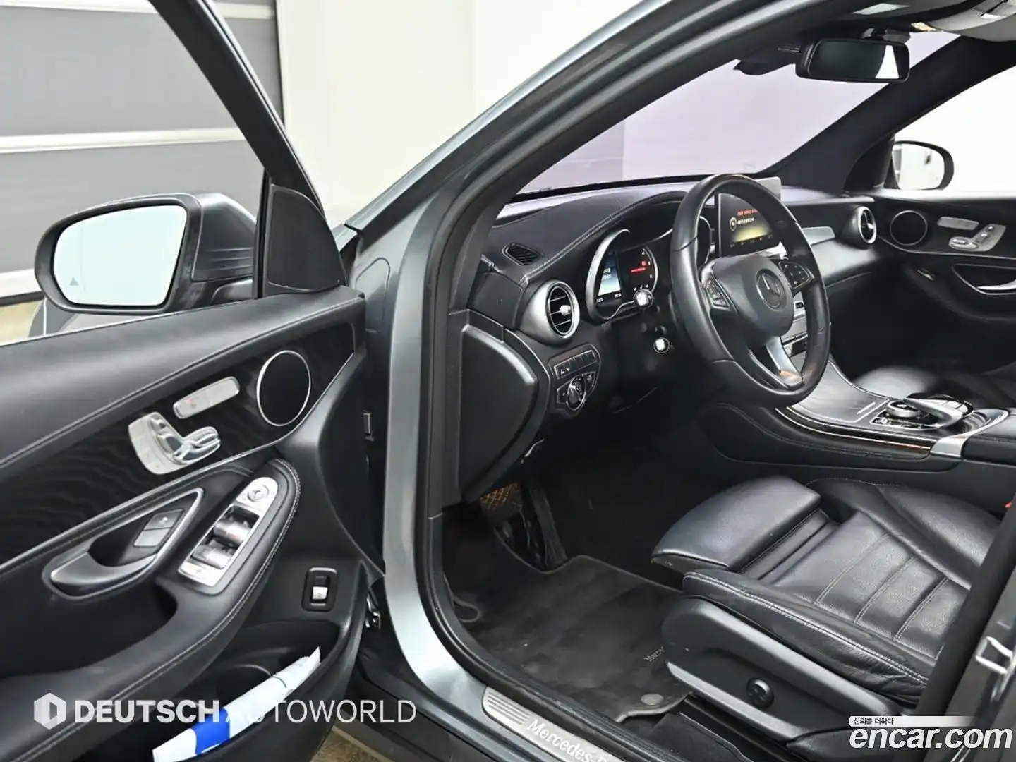 GLC-Class Mercedes-Benz 2017.0-INNER-010