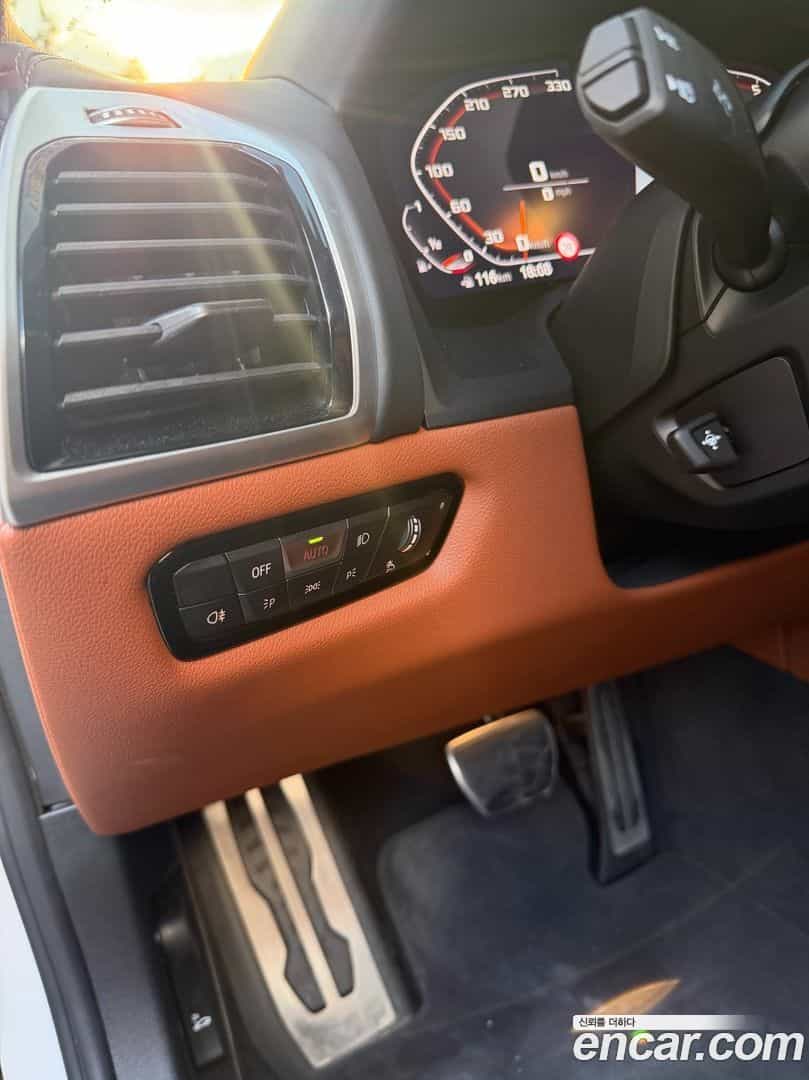 8-Series BMW 2025.0-INNER-009