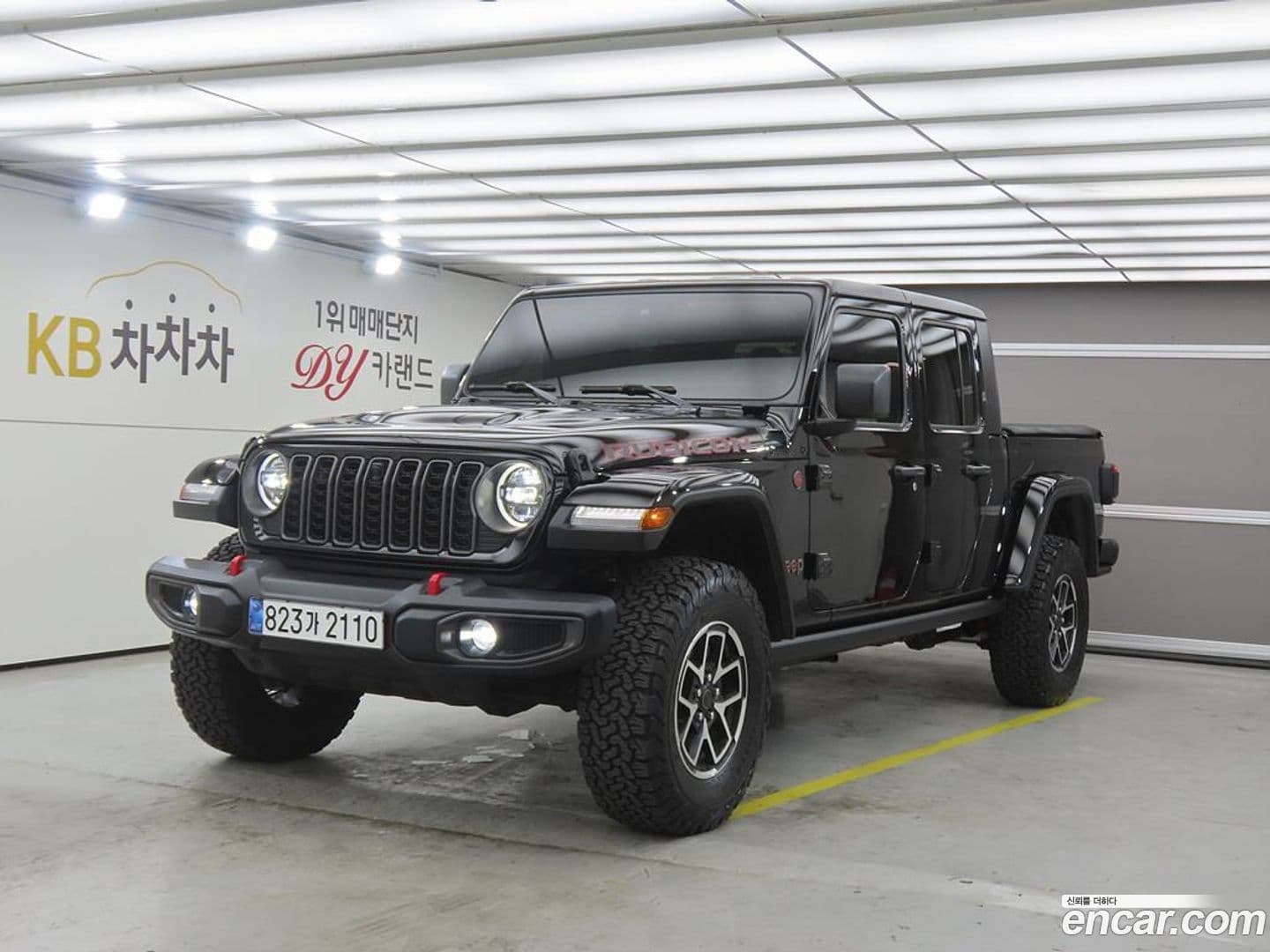 Main__Slider__Photo:Gladiator Jeep 2025.3-0