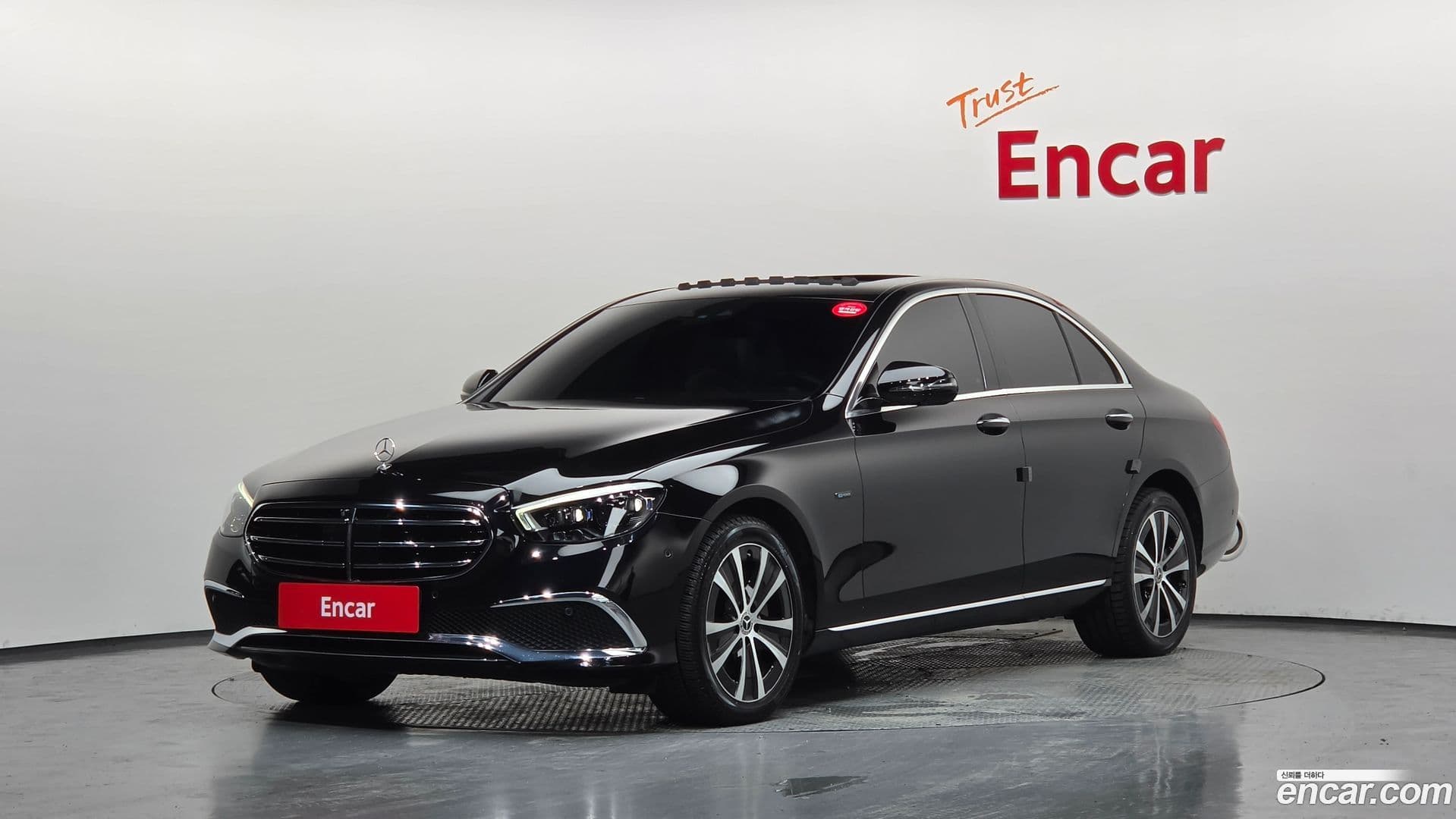Main__Slider__Photo:E-Class Mercedes-Benz 2021.0-0
