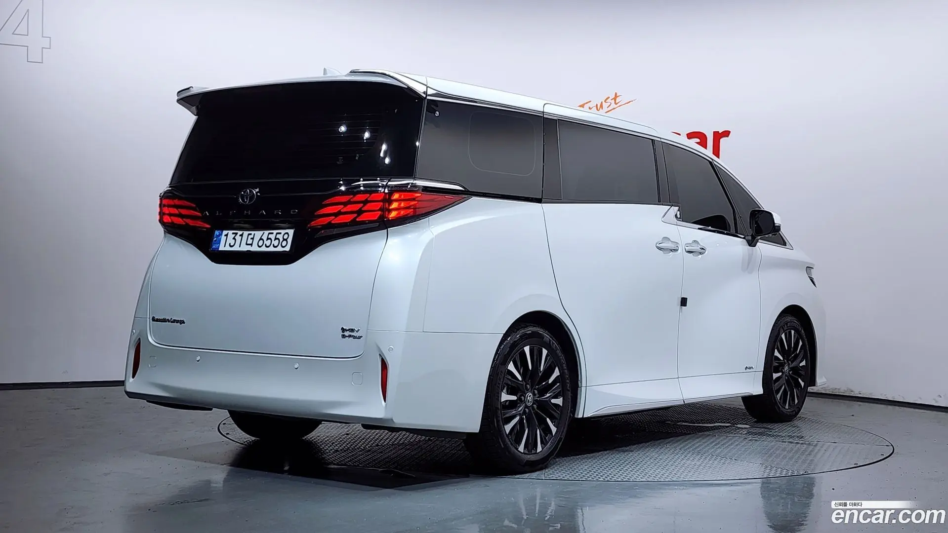 Main__Slider__Photo:Alphard Toyota 2024.7-1