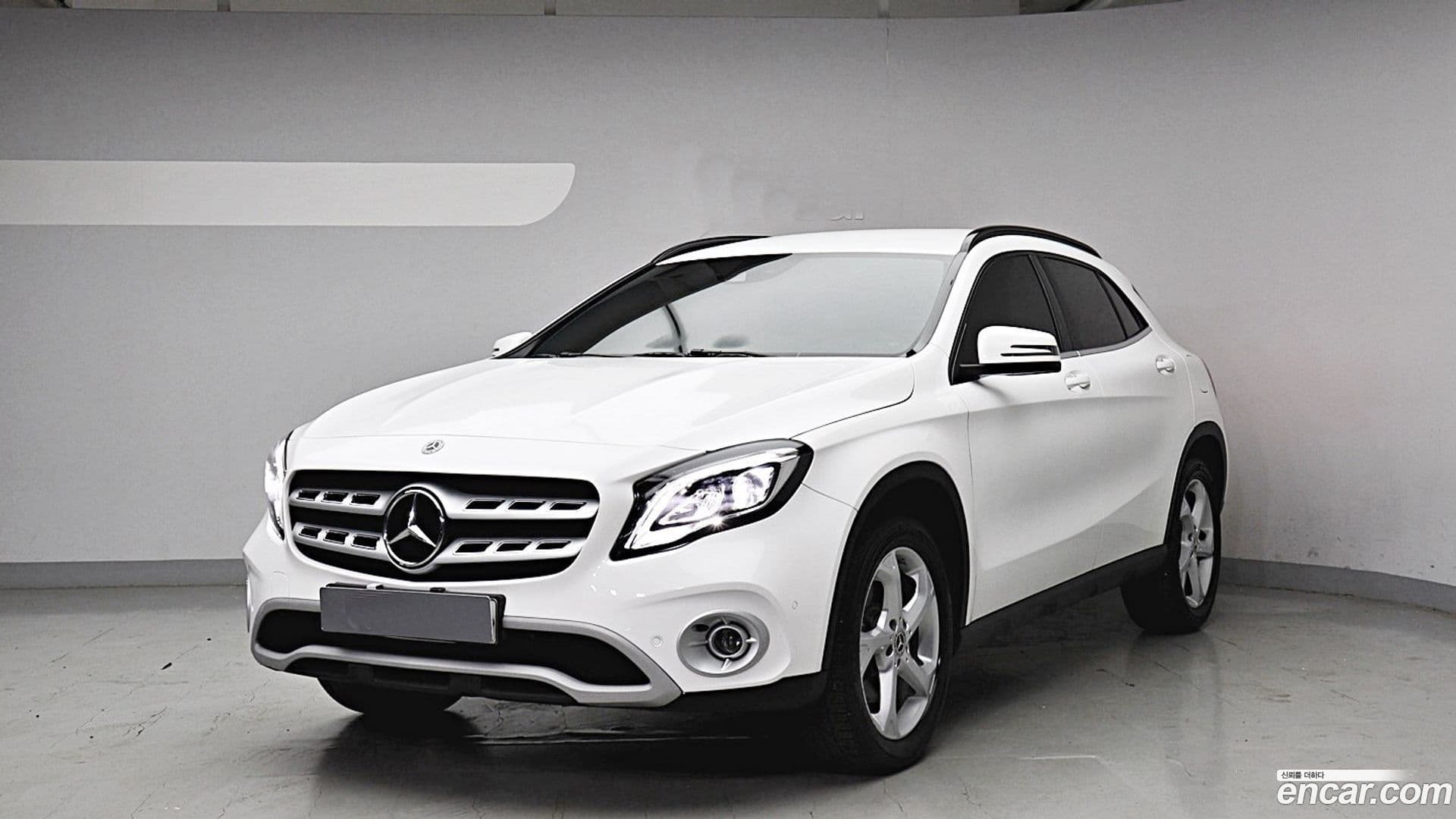 Main__Slider__Photo:GLA-Class Mercedes-Benz 2018.11-0