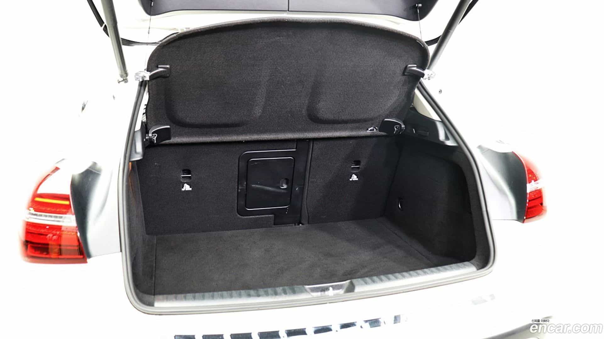 GLA-Class Mercedes-Benz 2018.11-INNER-007