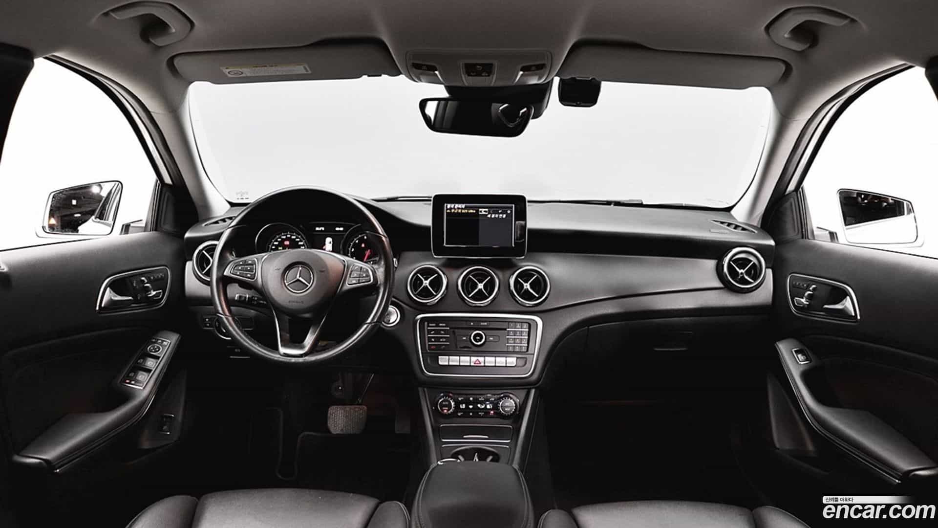 GLA-Class Mercedes-Benz 2018.11-INNER-009