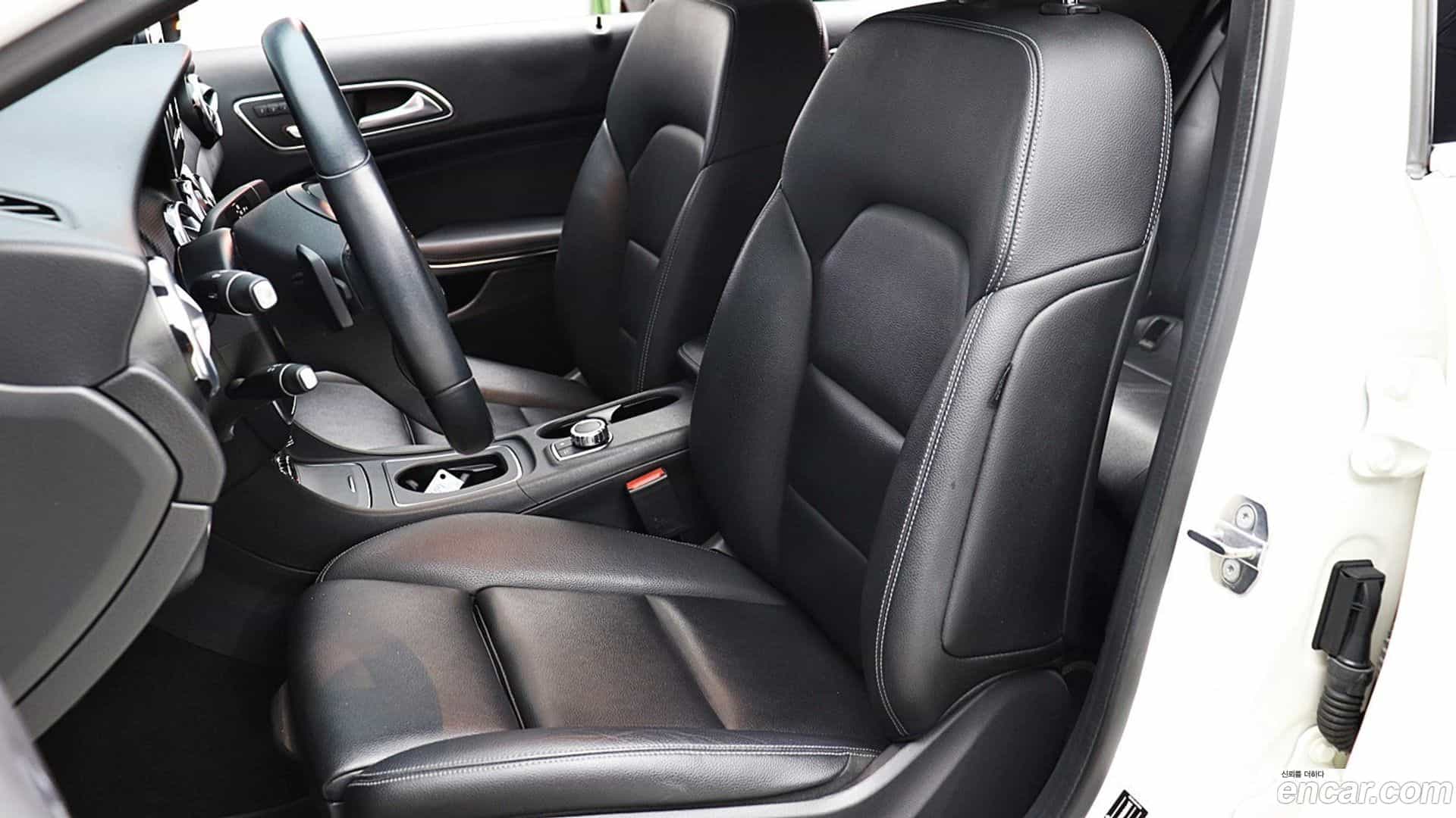 GLA-Class Mercedes-Benz 2018.11-INNER-010