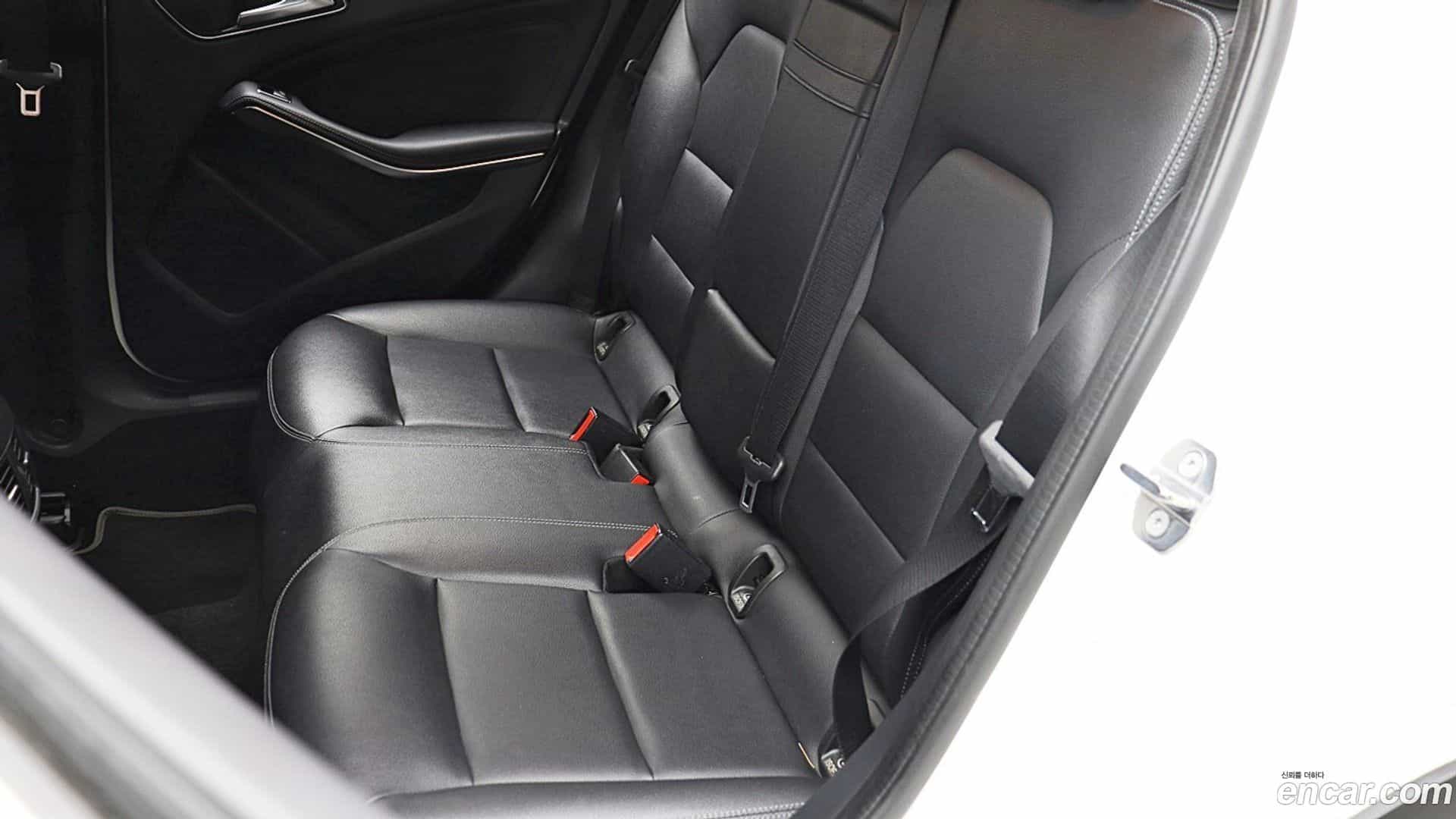 GLA-Class Mercedes-Benz 2018.11-OPTION-015