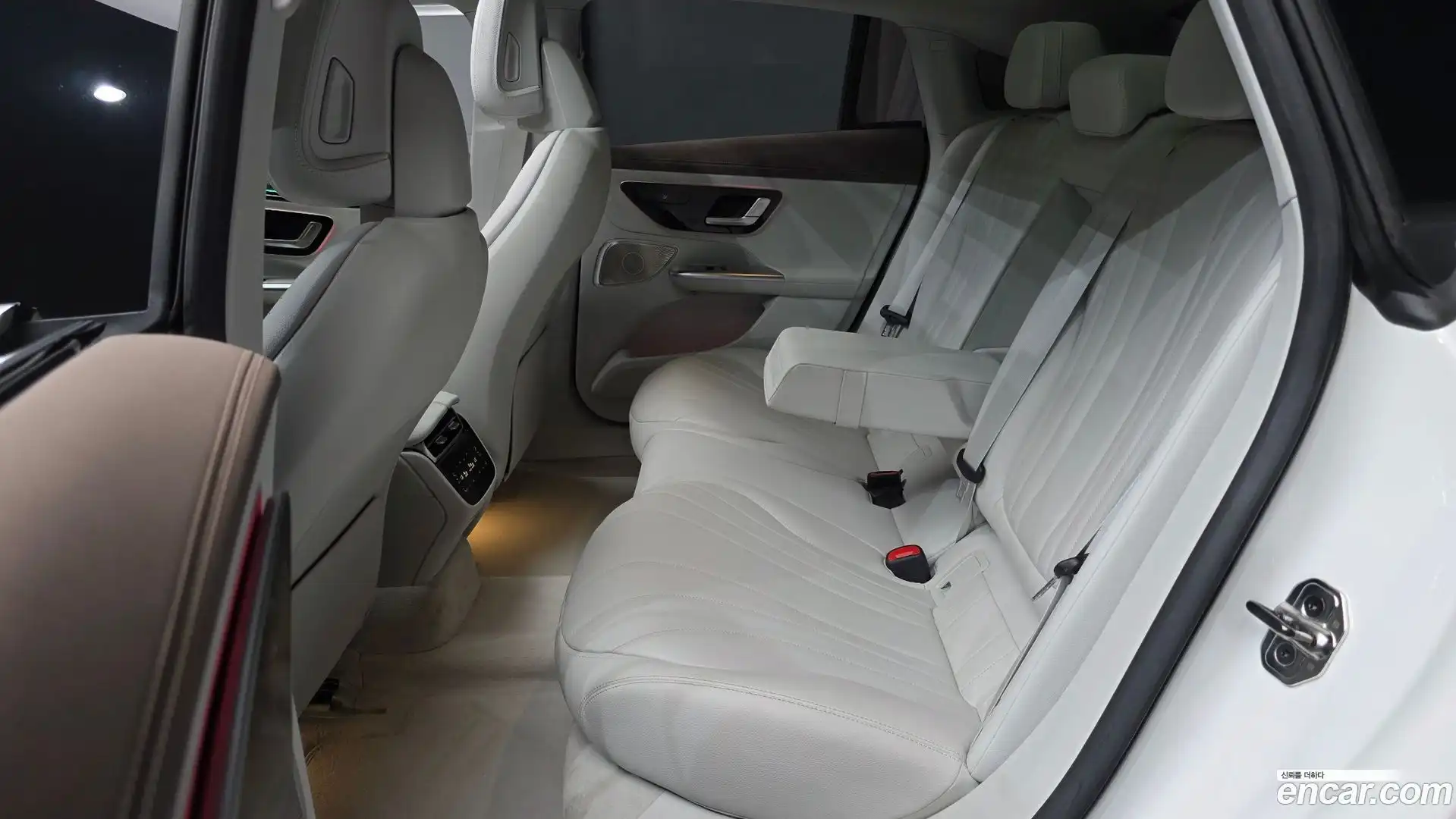 EQE Mercedes-Benz 2023.4-OPTION-016