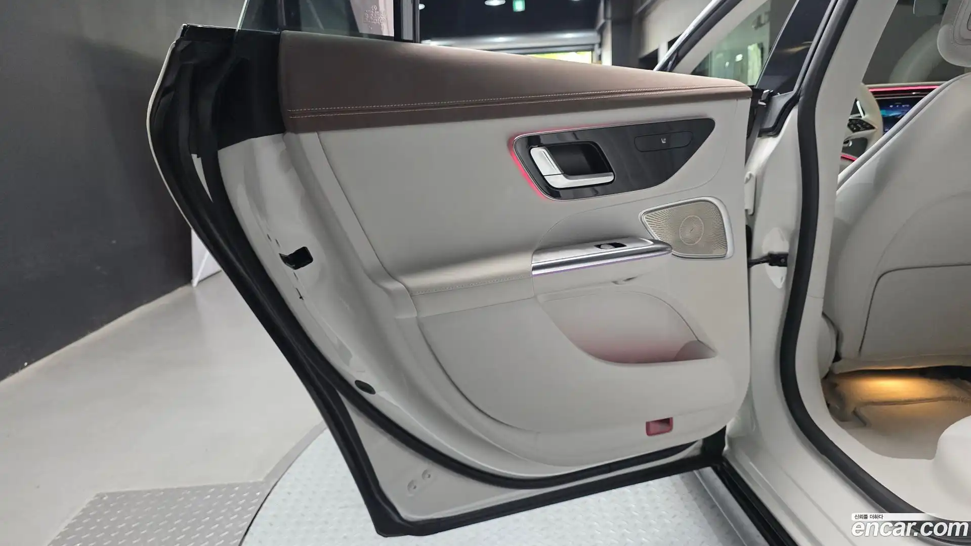 EQE Mercedes-Benz 2023.4-INNER-035
