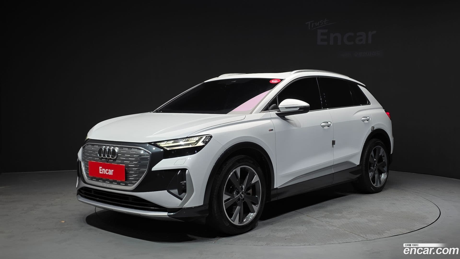 Main__Slider__Photo:Q4 e-tron Audi 2022.8-0