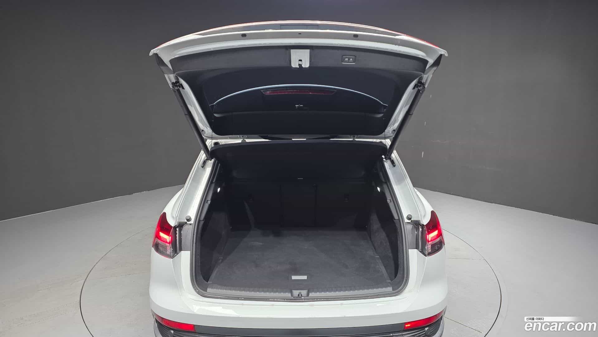 Q4 e-tron Audi 2022.8-OPTION-021