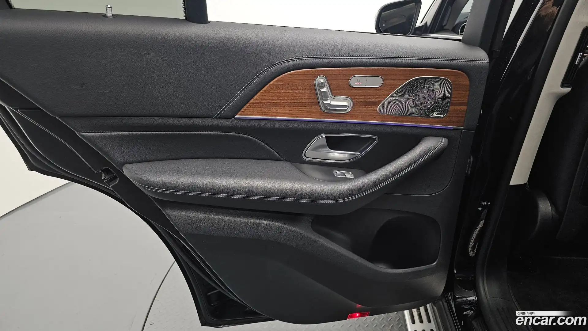 GLE-Class Mercedes-Benz 2021.10-INNER-035