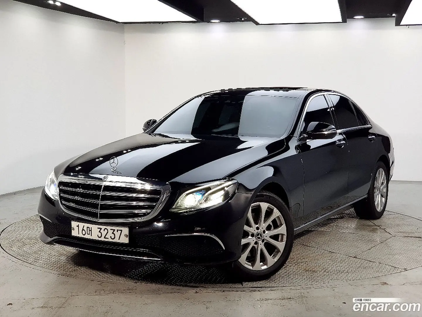 Main__Slider__Photo:E-Class Mercedes-Benz 2018.5-0