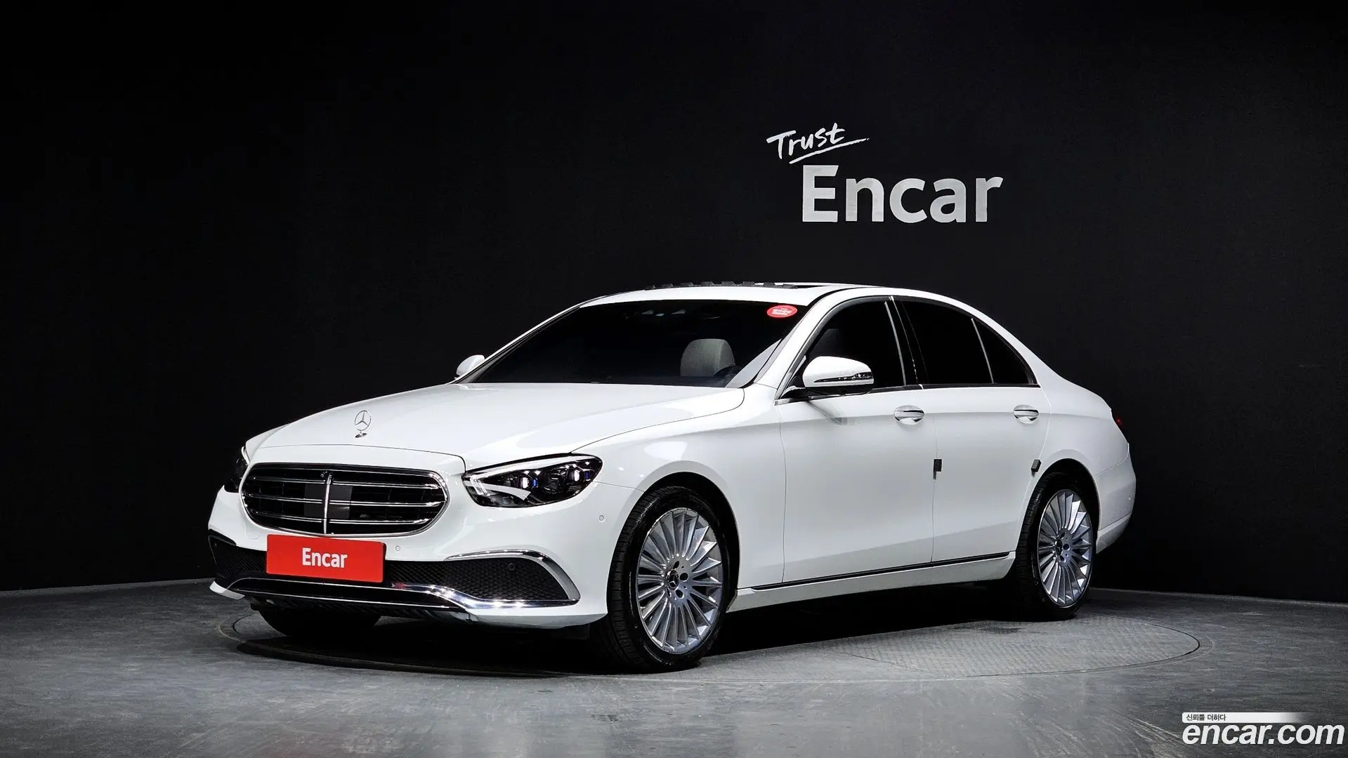 Main__Slider__Photo:E-Class Mercedes-Benz 2022.4-0