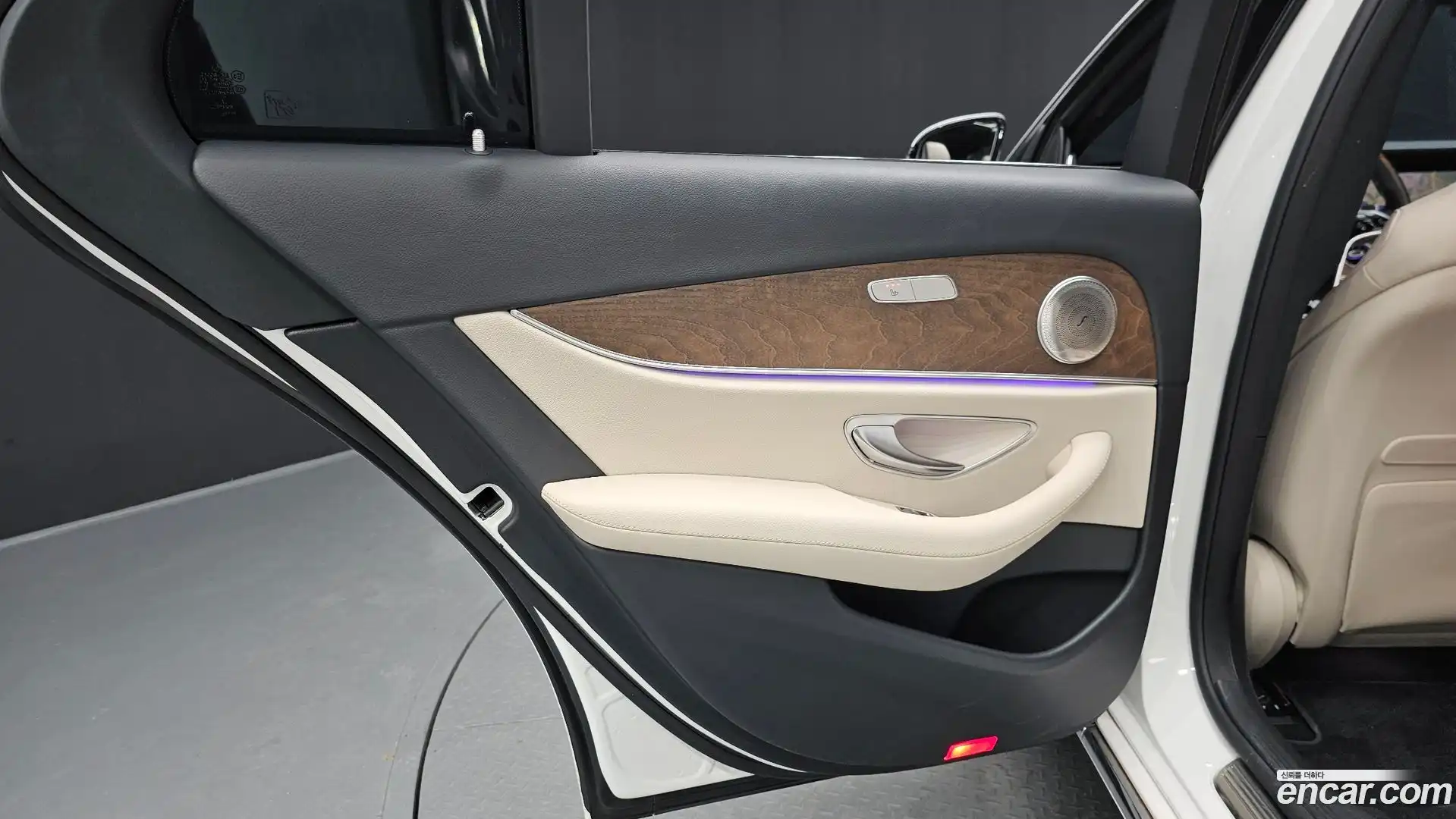 E-Class Mercedes-Benz 2022.4-INNER-035