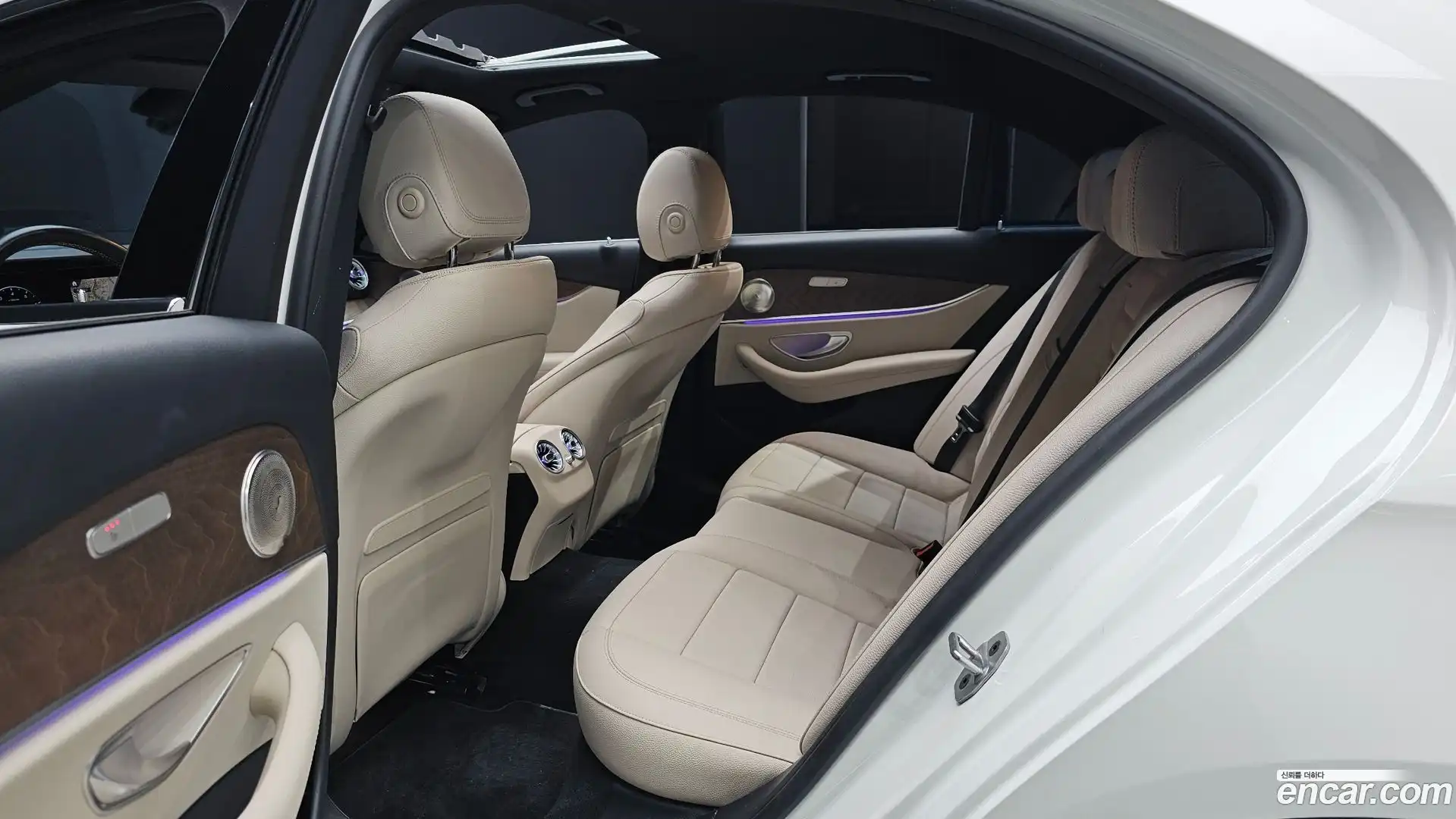 E-Class Mercedes-Benz 2022.4-INNER-036