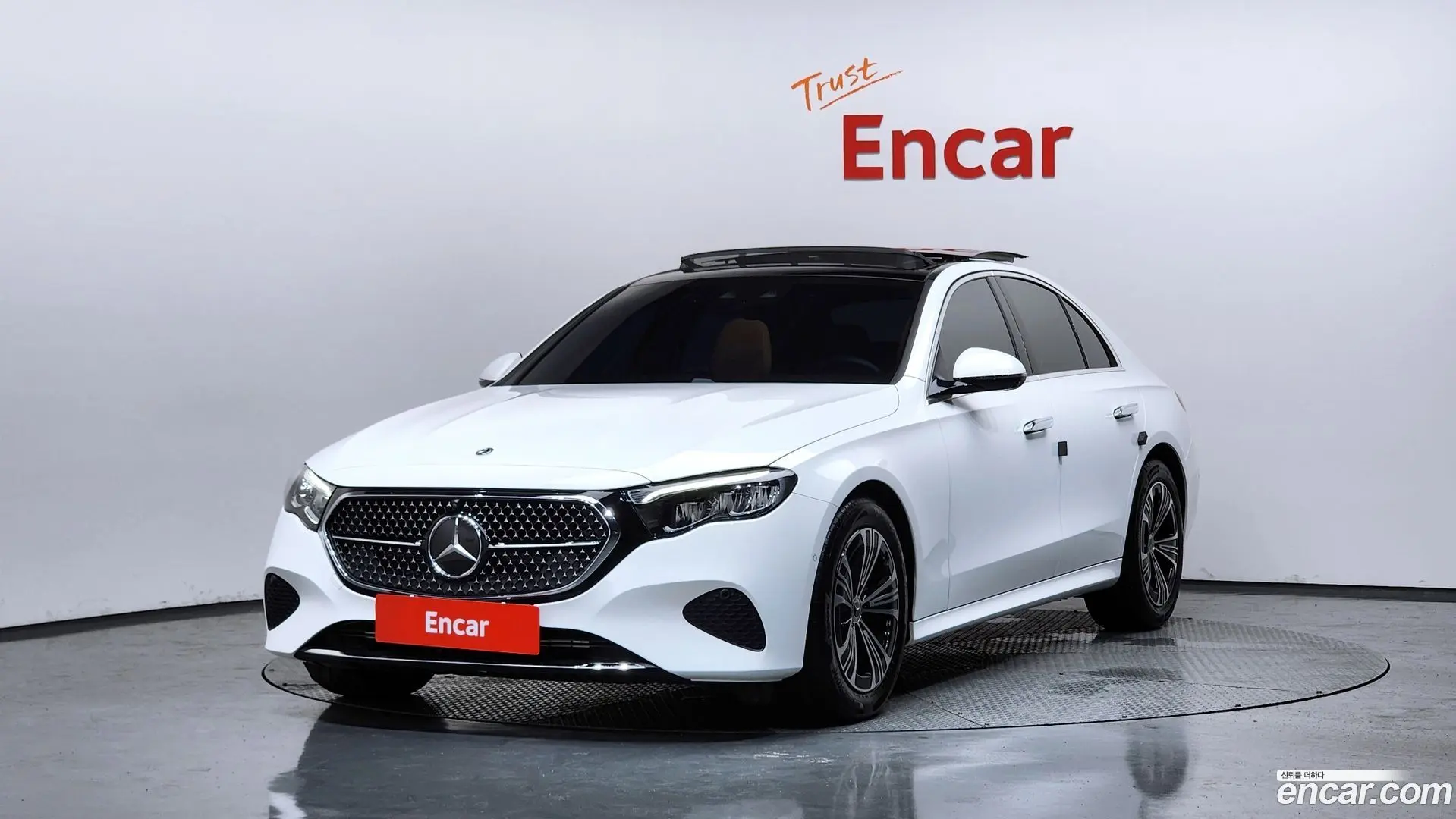 Main__Slider__Photo:E-Class Mercedes-Benz 2024.11-0