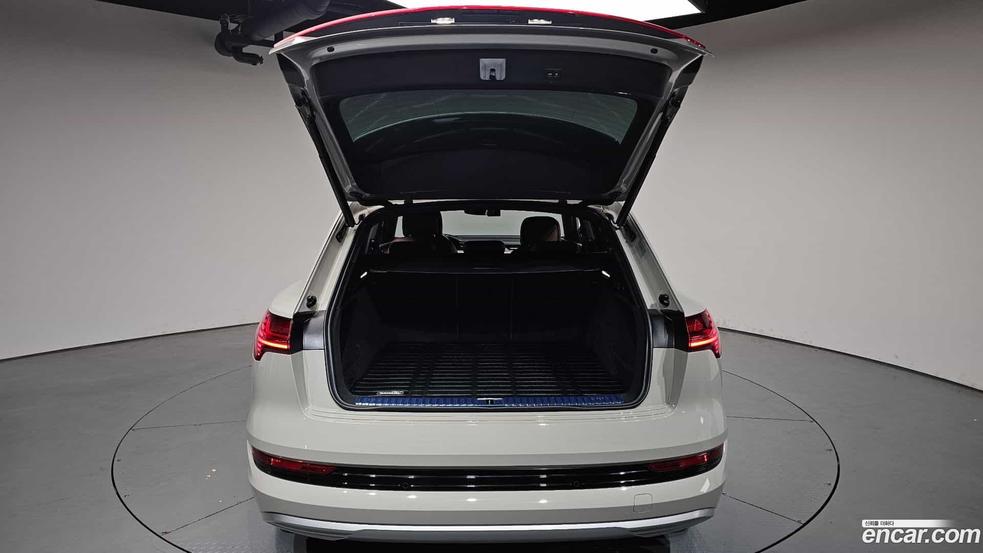 e-tron Audi 2020.11-OPTION-047