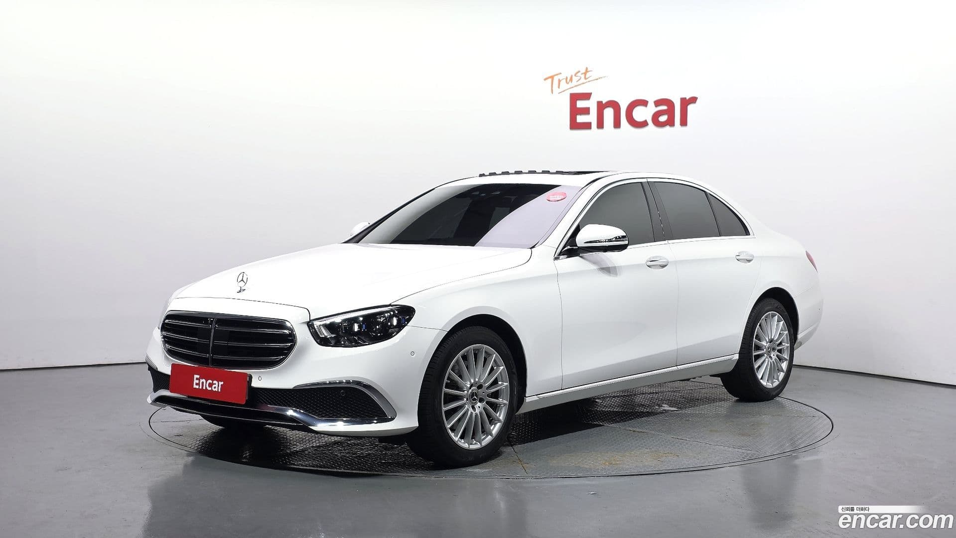 Main__Slider__Photo:E-Class Mercedes-Benz 2023.9-0