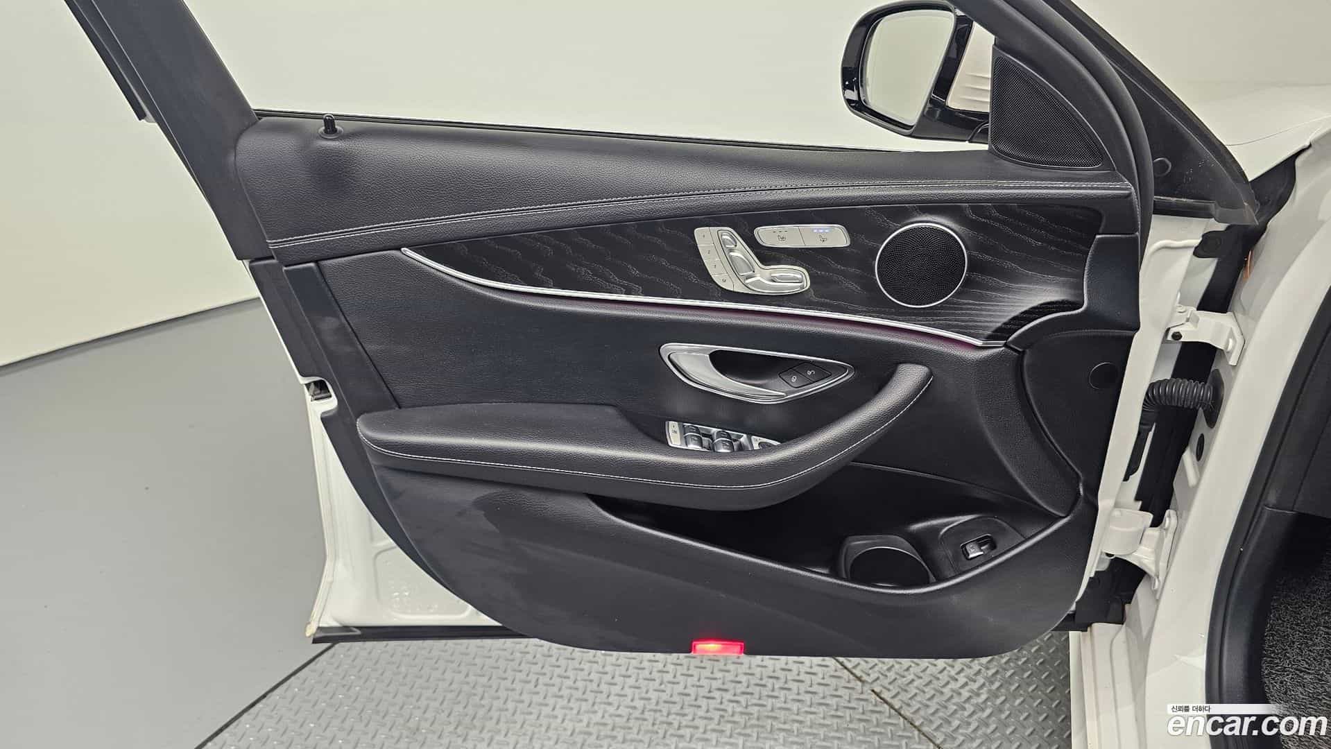 E-Class Mercedes-Benz 2022.9-INNER-034
