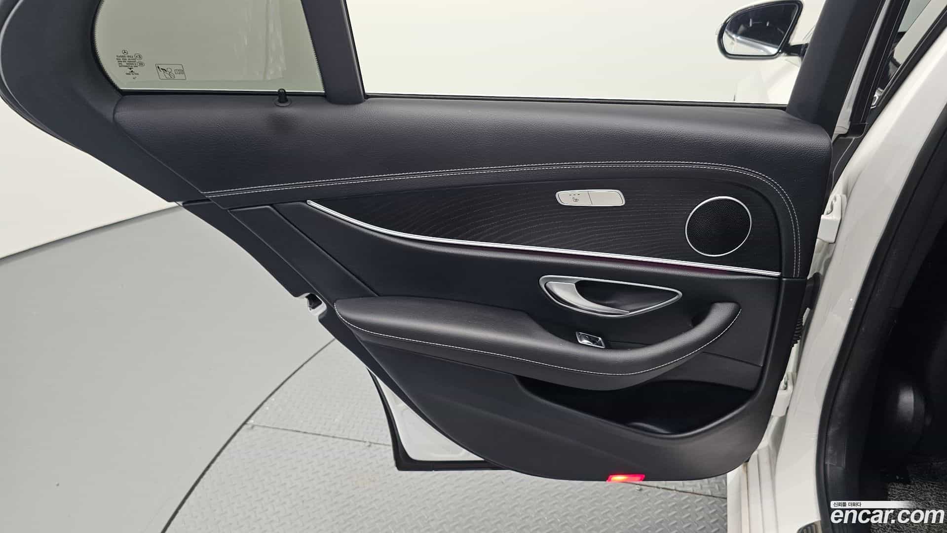 E-Class Mercedes-Benz 2022.9-INNER-035