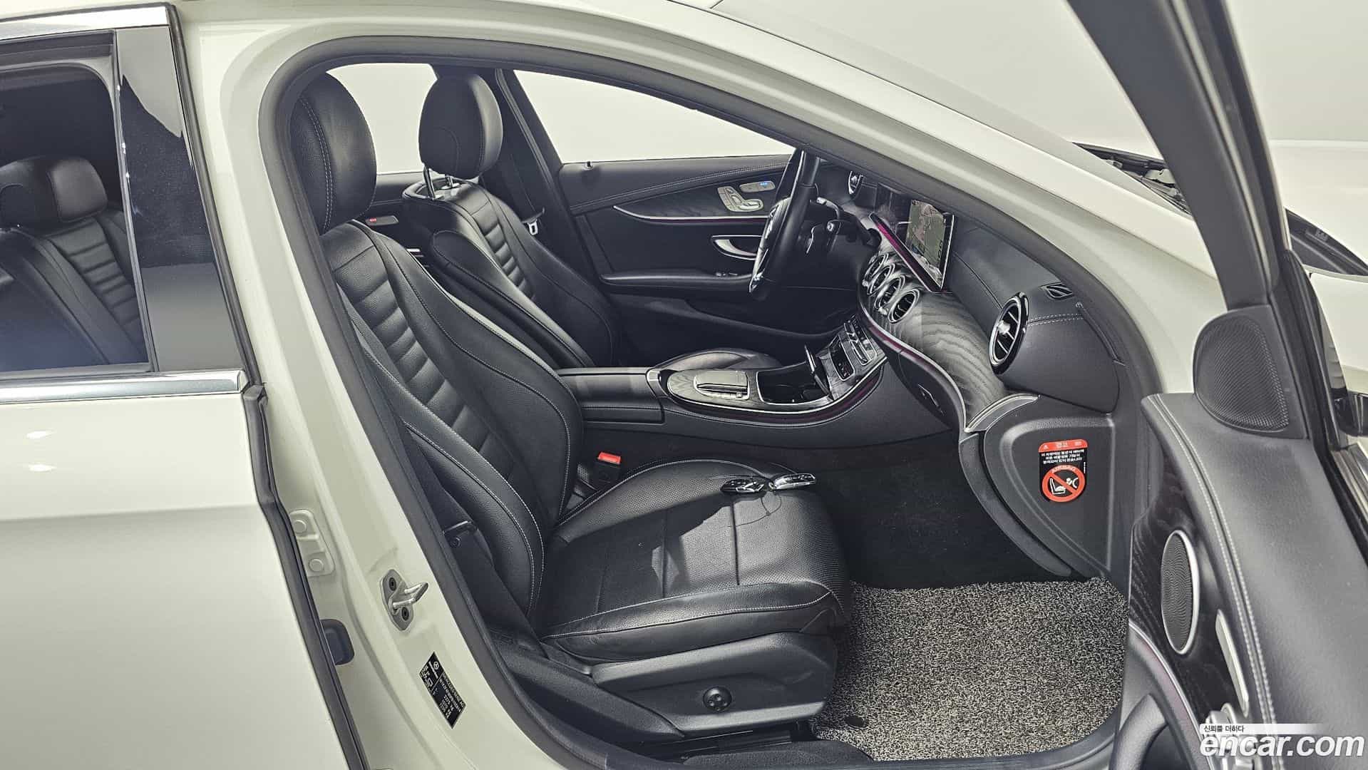 E-Class Mercedes-Benz 2022.9-INNER-036