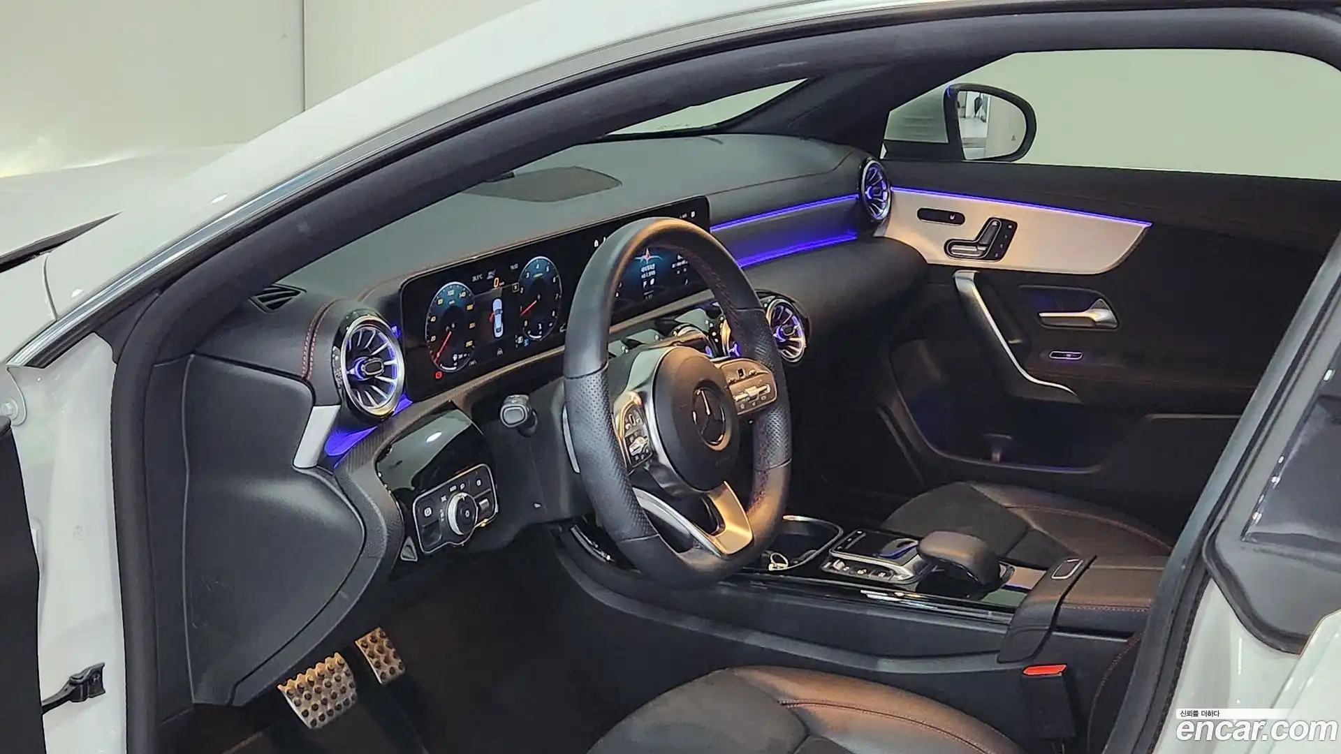 CLA-Class Mercedes-Benz 2021.11-INNER-010