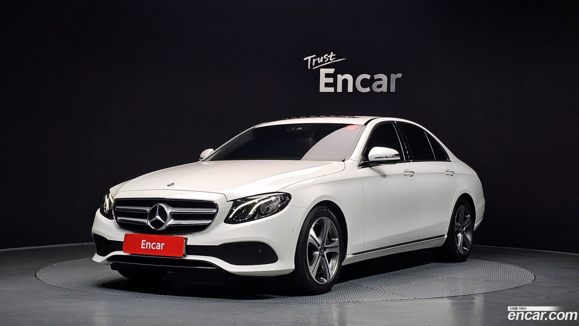 Main__Slider__Photo:E-Class Mercedes-Benz 2018.9-0