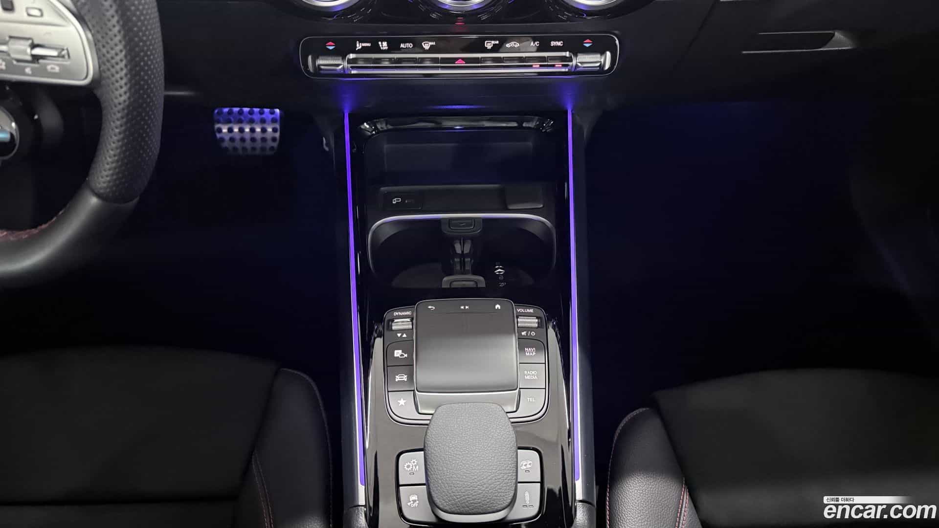 GLA-Class Mercedes-Benz 2022.7-INNER-009