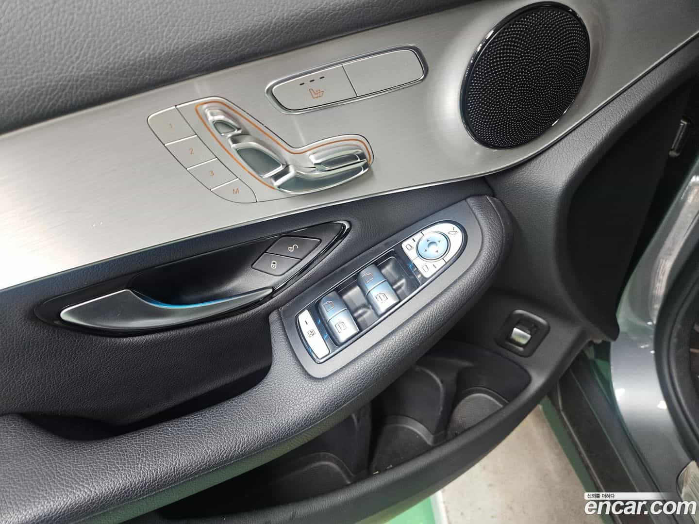 GLC-Class Mercedes-Benz 2018.3-INNER-008
