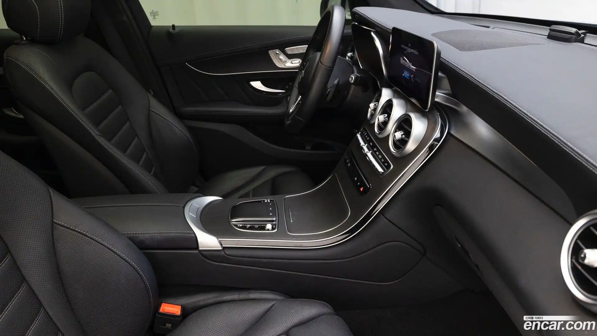 GLC-Class Mercedes-Benz 2022.11-INNER-009