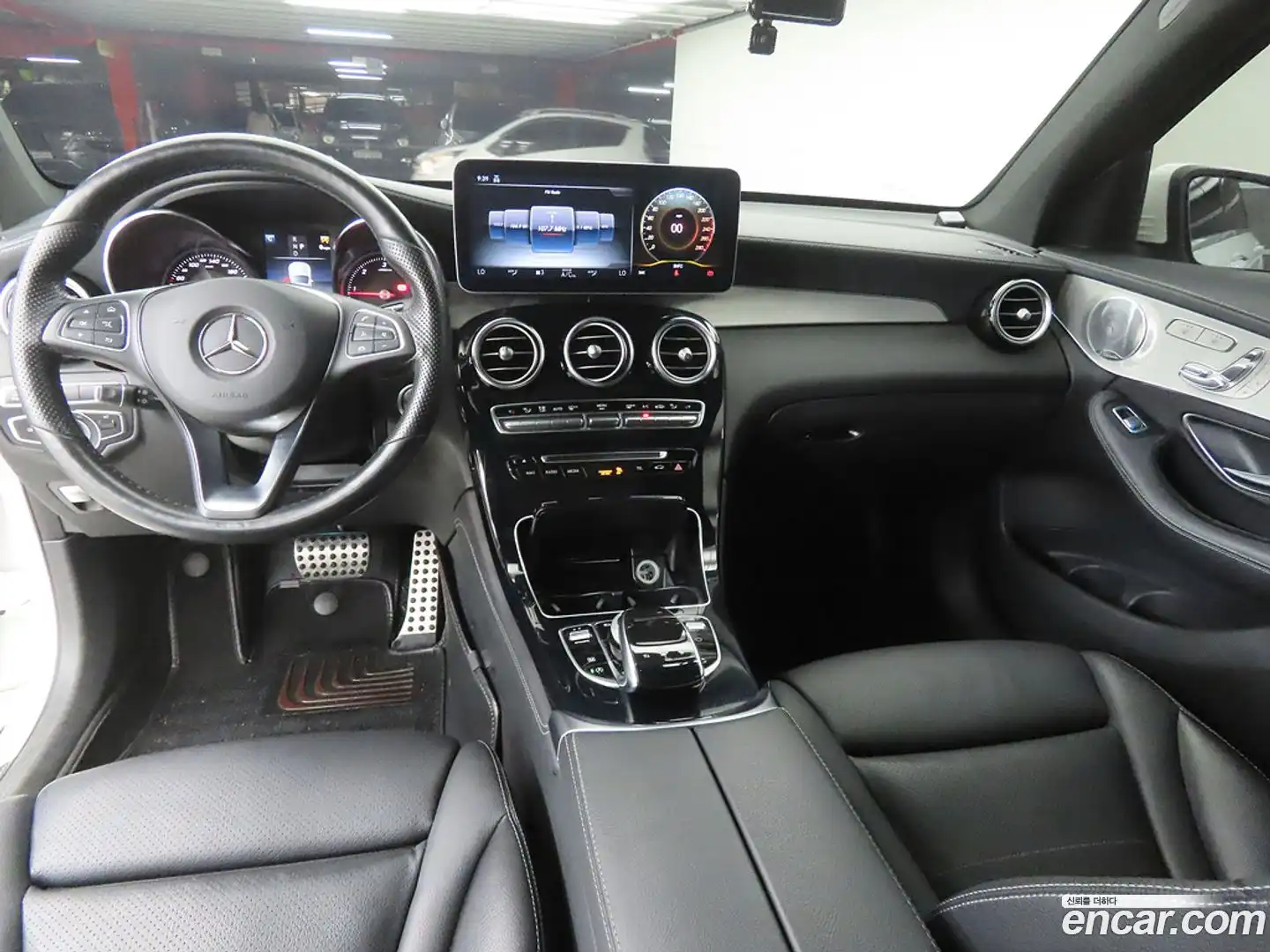 GLC-Class Mercedes-Benz 2017.10-INNER-008