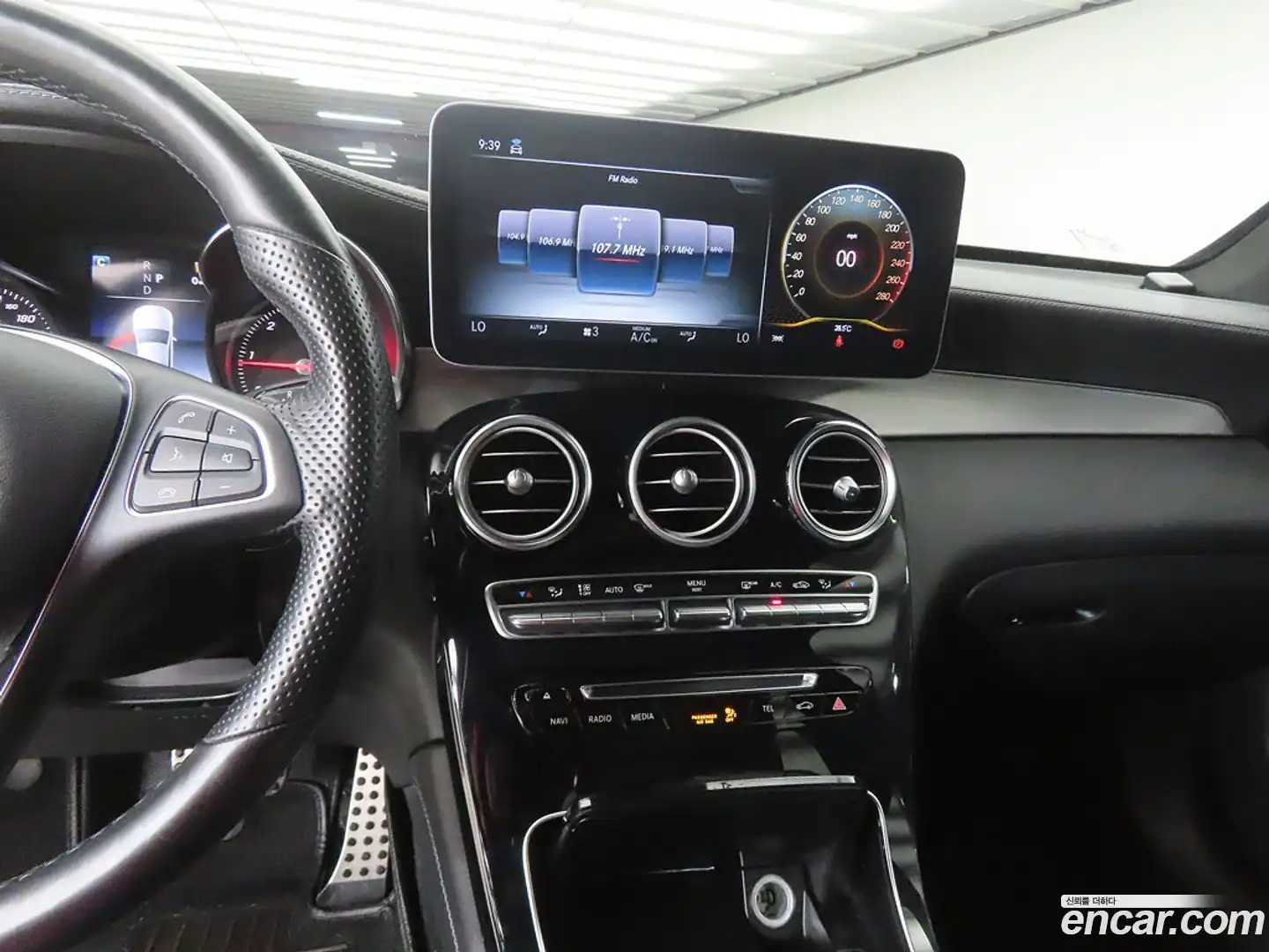 GLC-Class Mercedes-Benz 2017.10-INNER-009