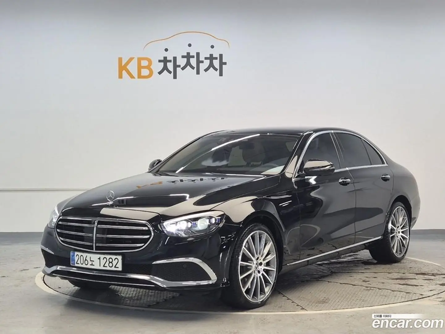 Main__Slider__Photo:E-Class Mercedes-Benz 2023.6-0