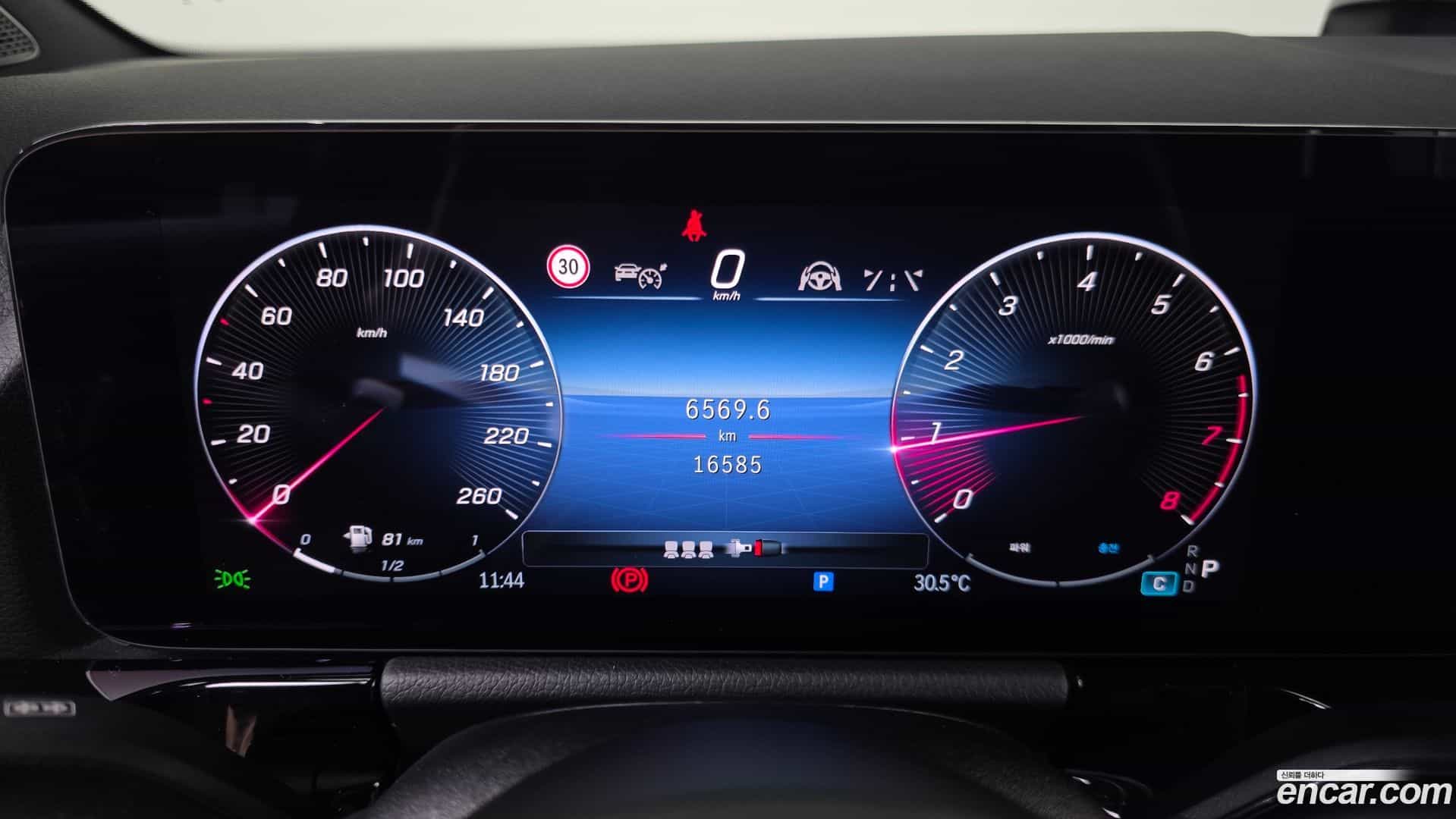 GLA-Class Mercedes-Benz 2024.10-INNER-008