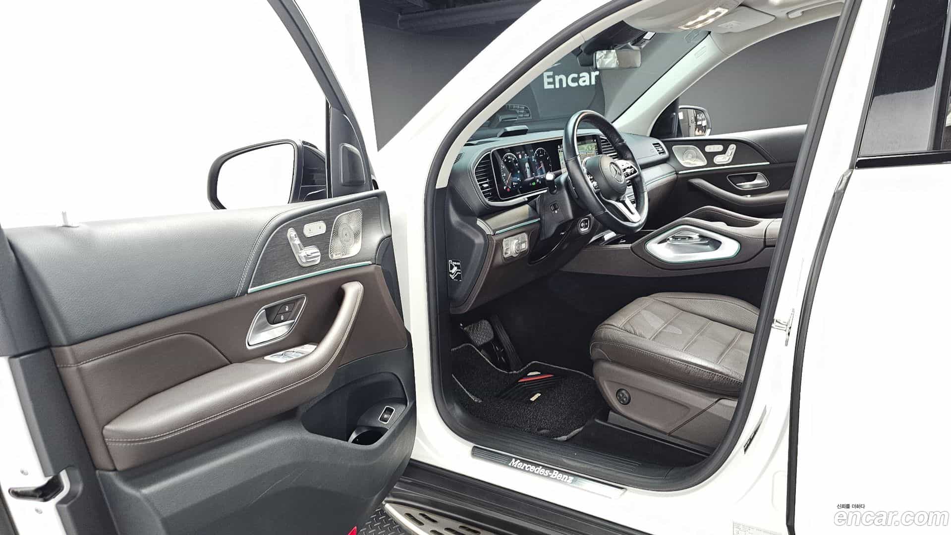 GLE-Class Mercedes-Benz 2022.8-INNER-010
