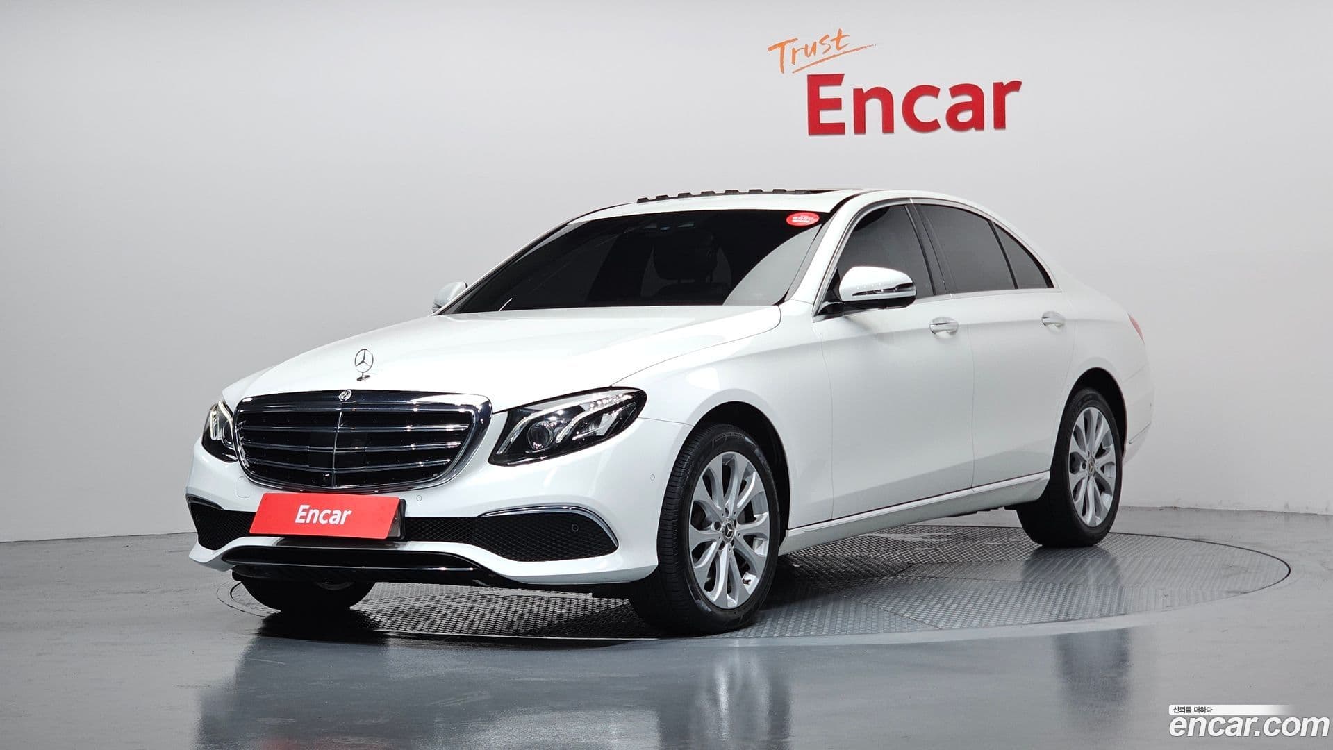 Main__Slider__Photo:E-Class Mercedes-Benz 2020.1-0