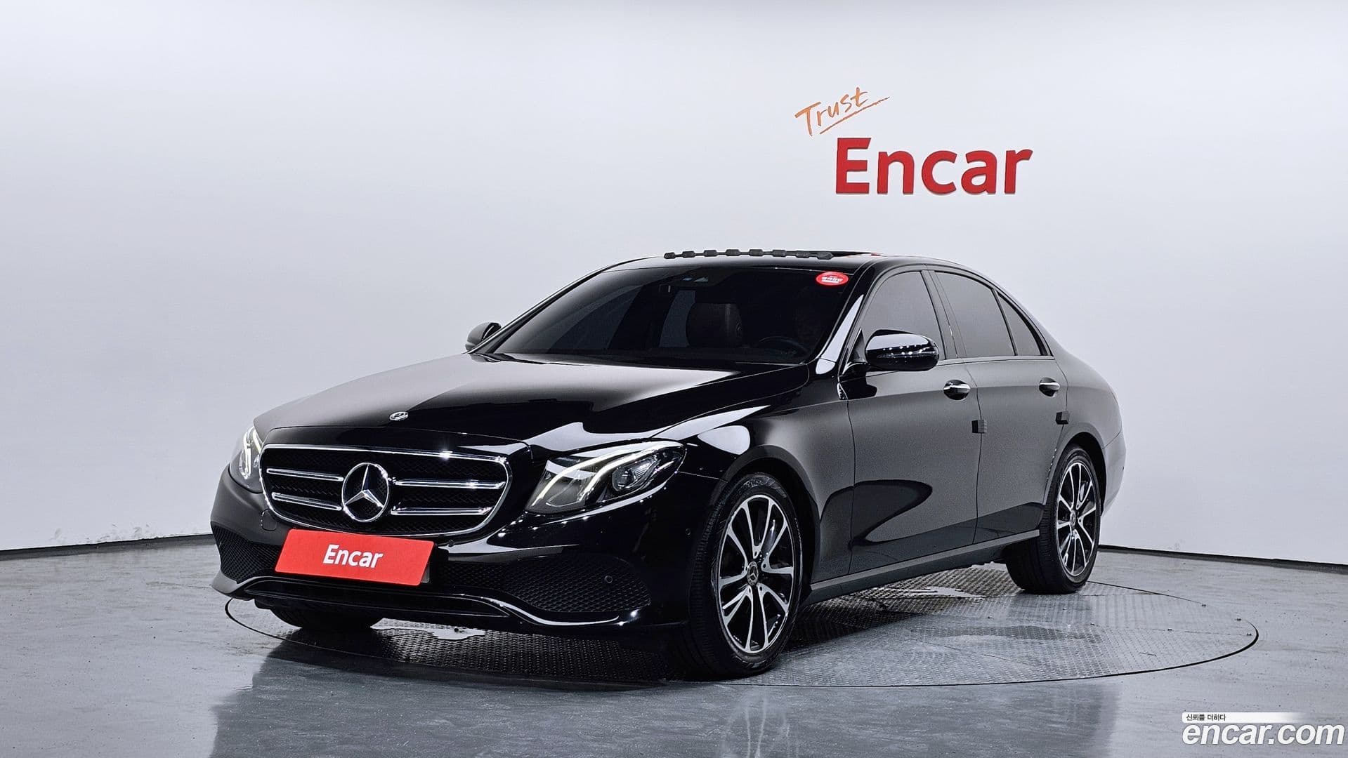Main__Slider__Photo:E-Class Mercedes-Benz 2020.6-0