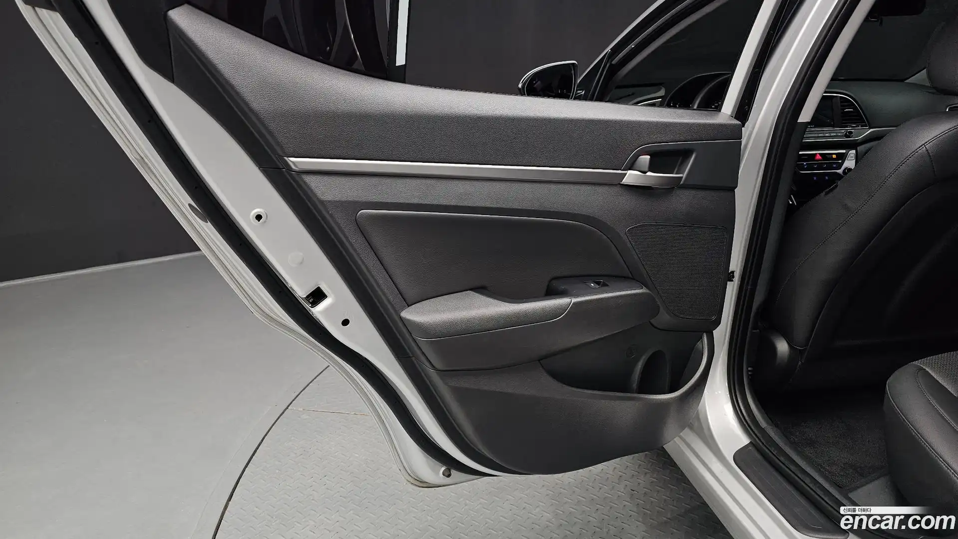 AVANTE Hyundai 2018.2-INNER-035