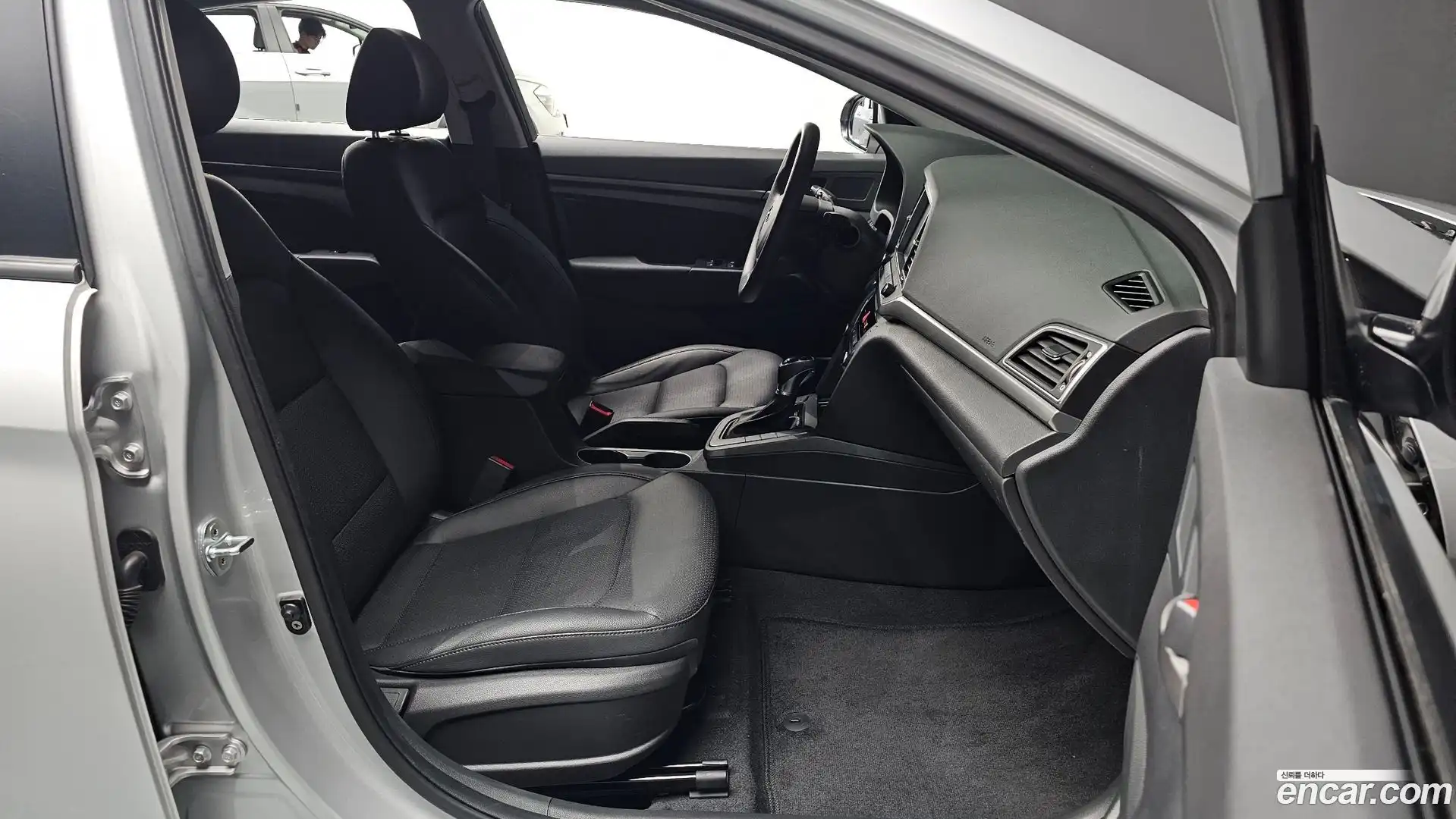 AVANTE Hyundai 2018.2-INNER-036