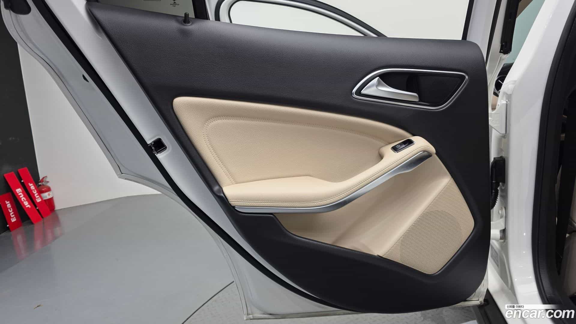 GLA-Class Mercedes-Benz 2019.7-INNER-035