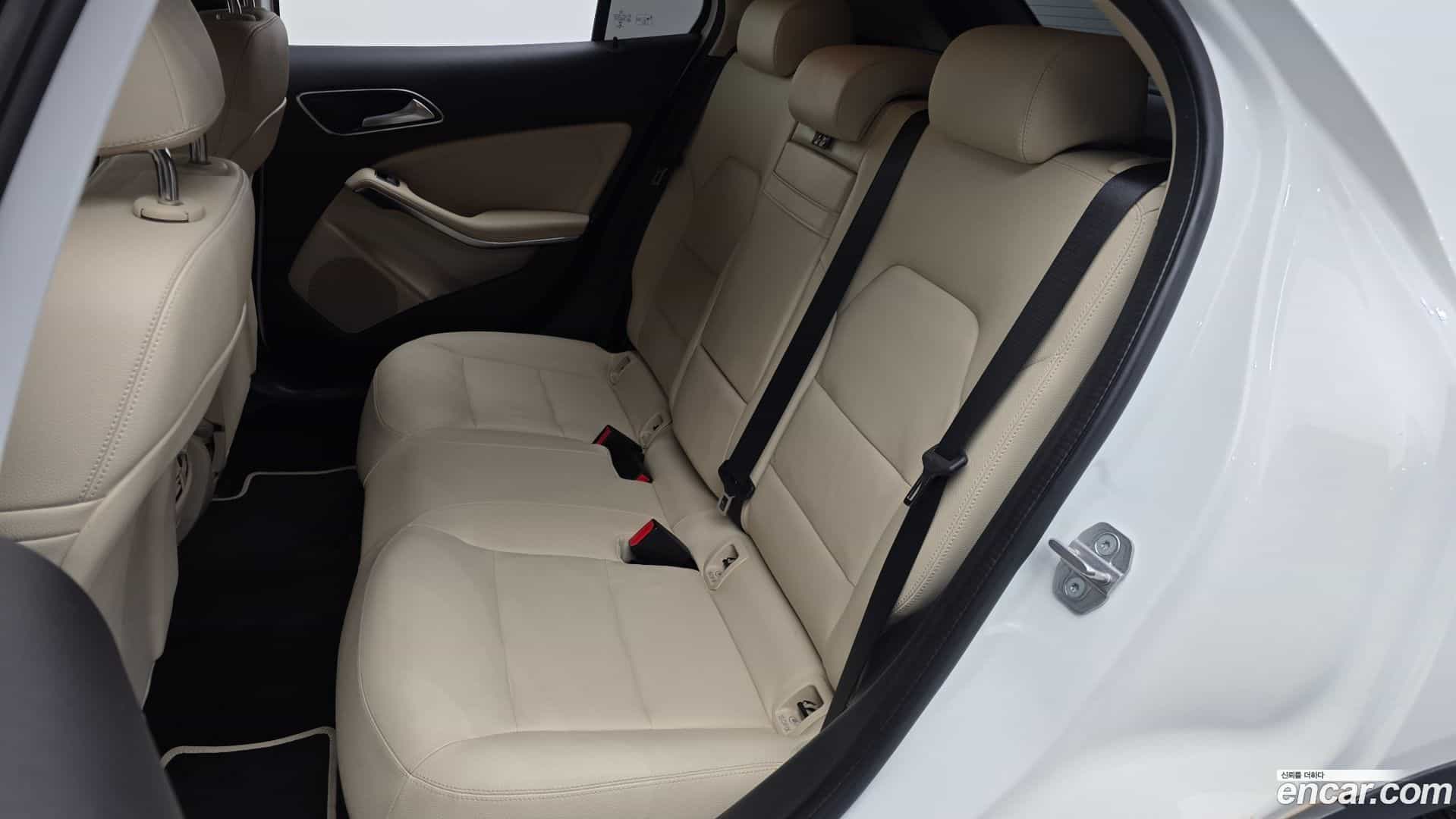 GLA-Class Mercedes-Benz 2019.7-INNER-036