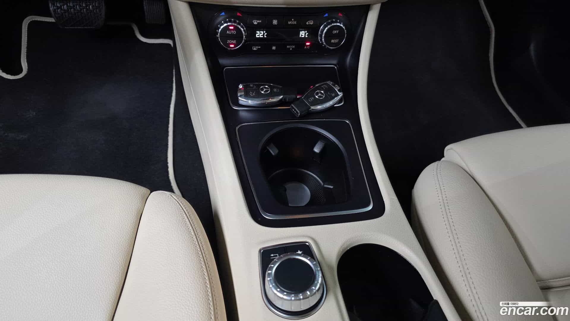 GLA-Class Mercedes-Benz 2019.7-OPTION-045