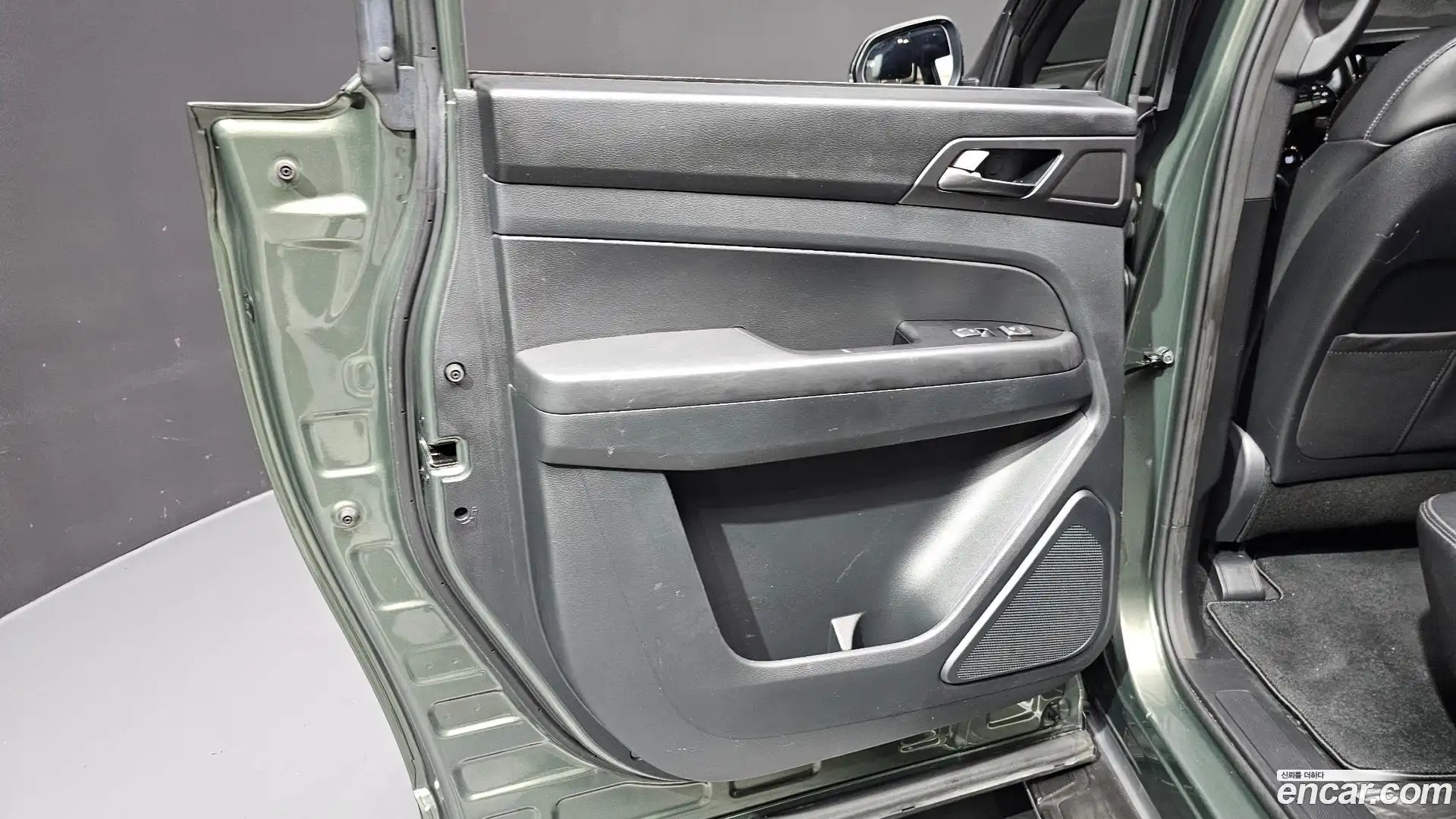 Rexton KG Mobility 2023.2-INNER-035