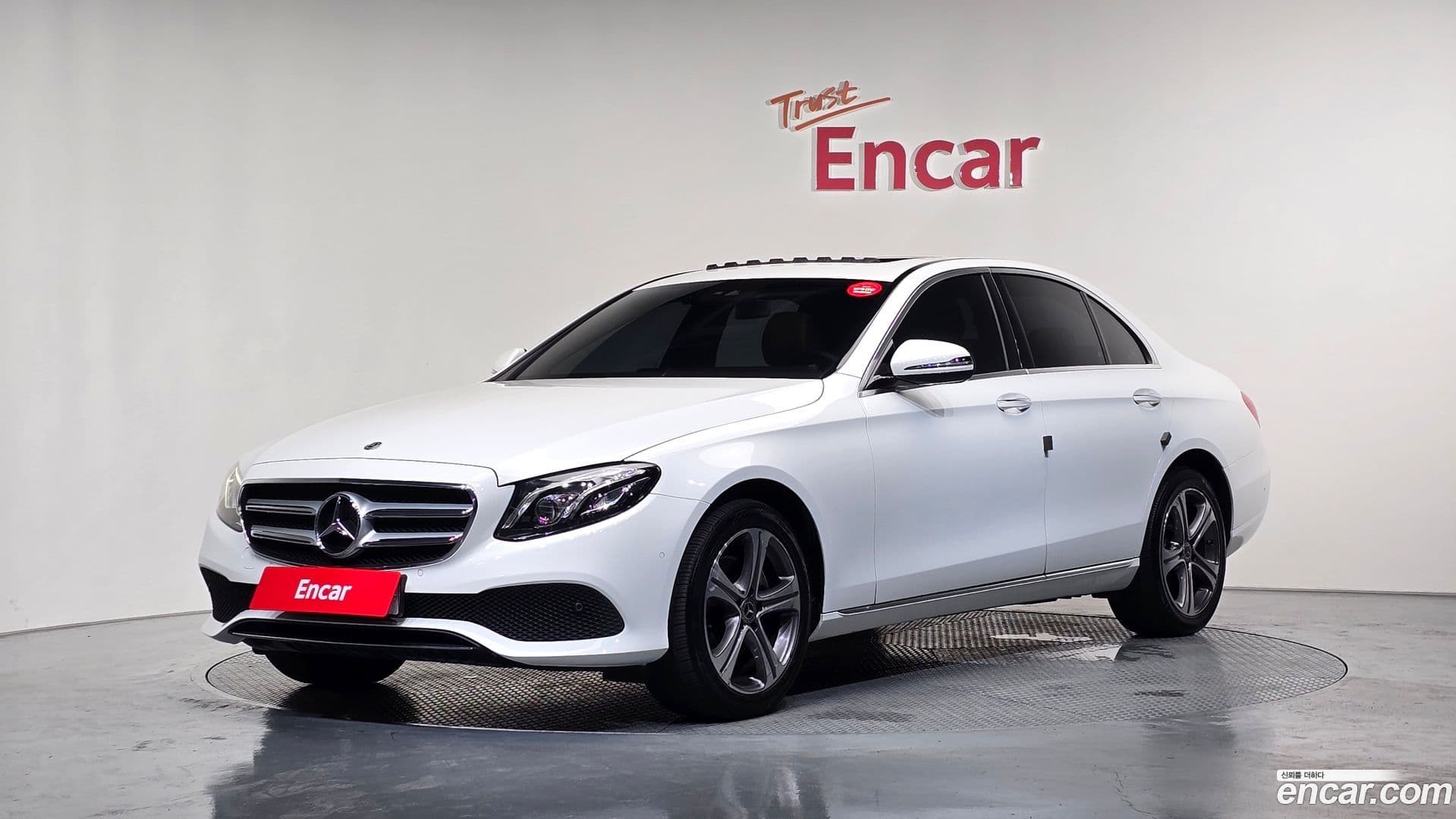 Main__Slider__Photo:E-Class Mercedes-Benz 2019.9-0