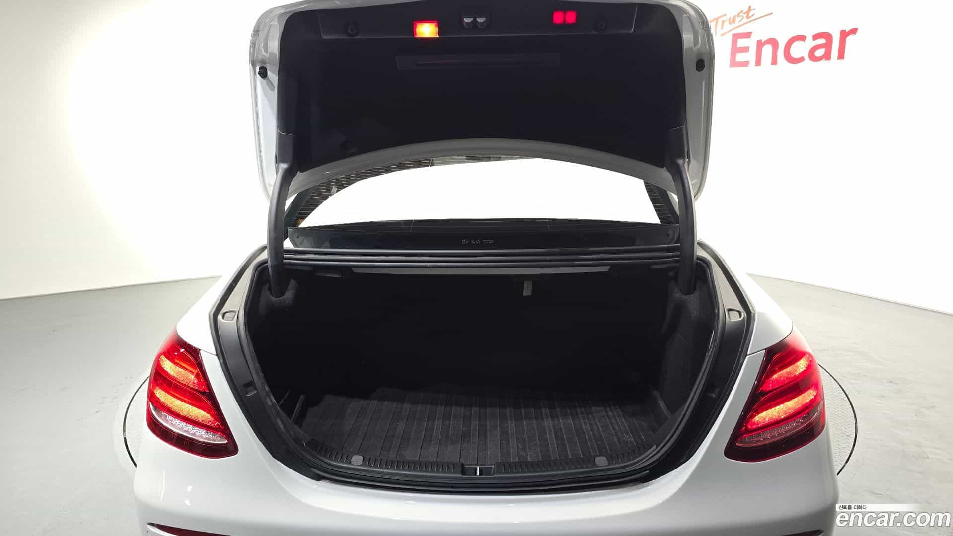 E-Class Mercedes-Benz 2019.9-OPTION-023