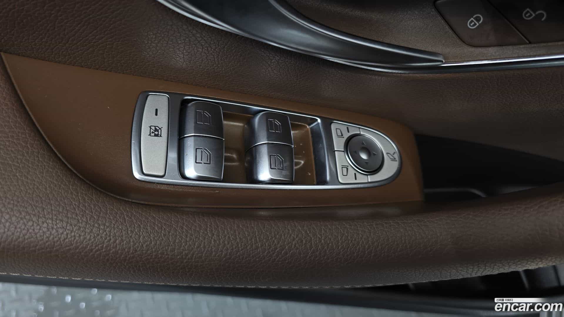 E-Class Mercedes-Benz 2019.9-OPTION-042