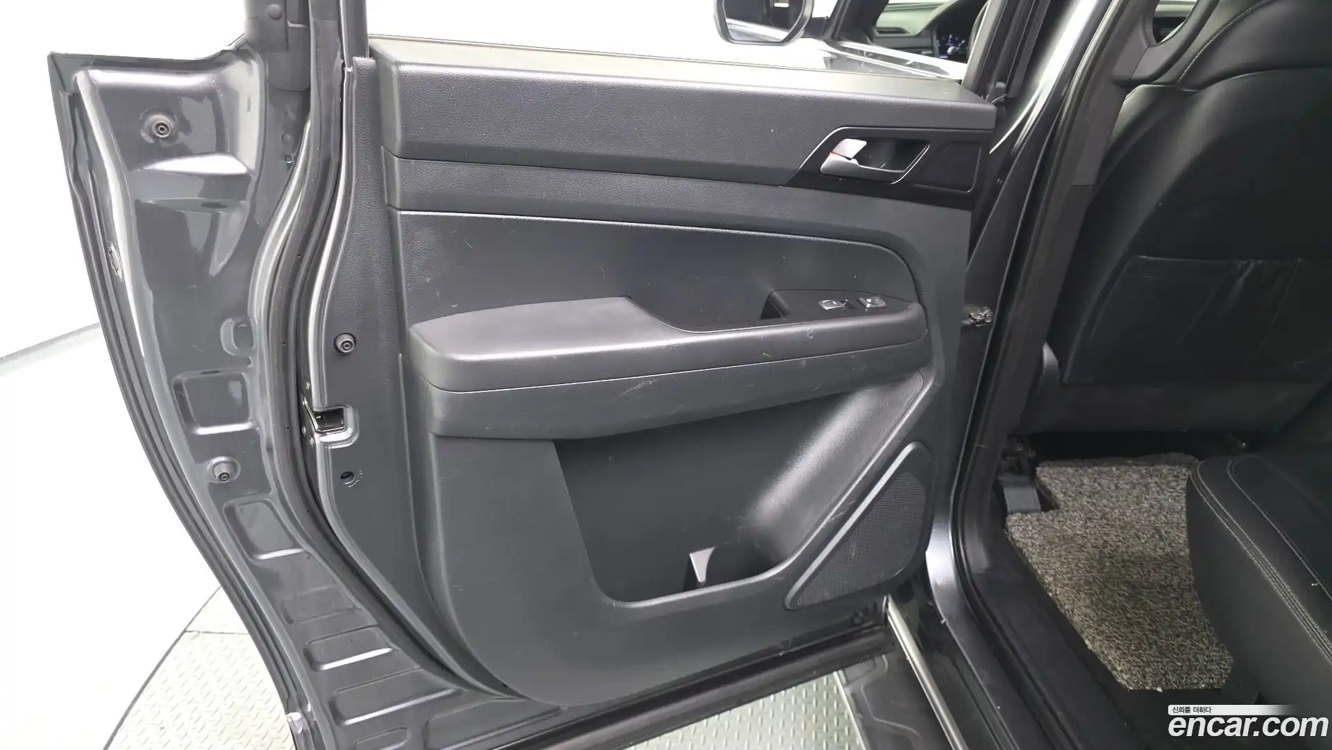 Rexton KG Mobility 2019.10-INNER-035