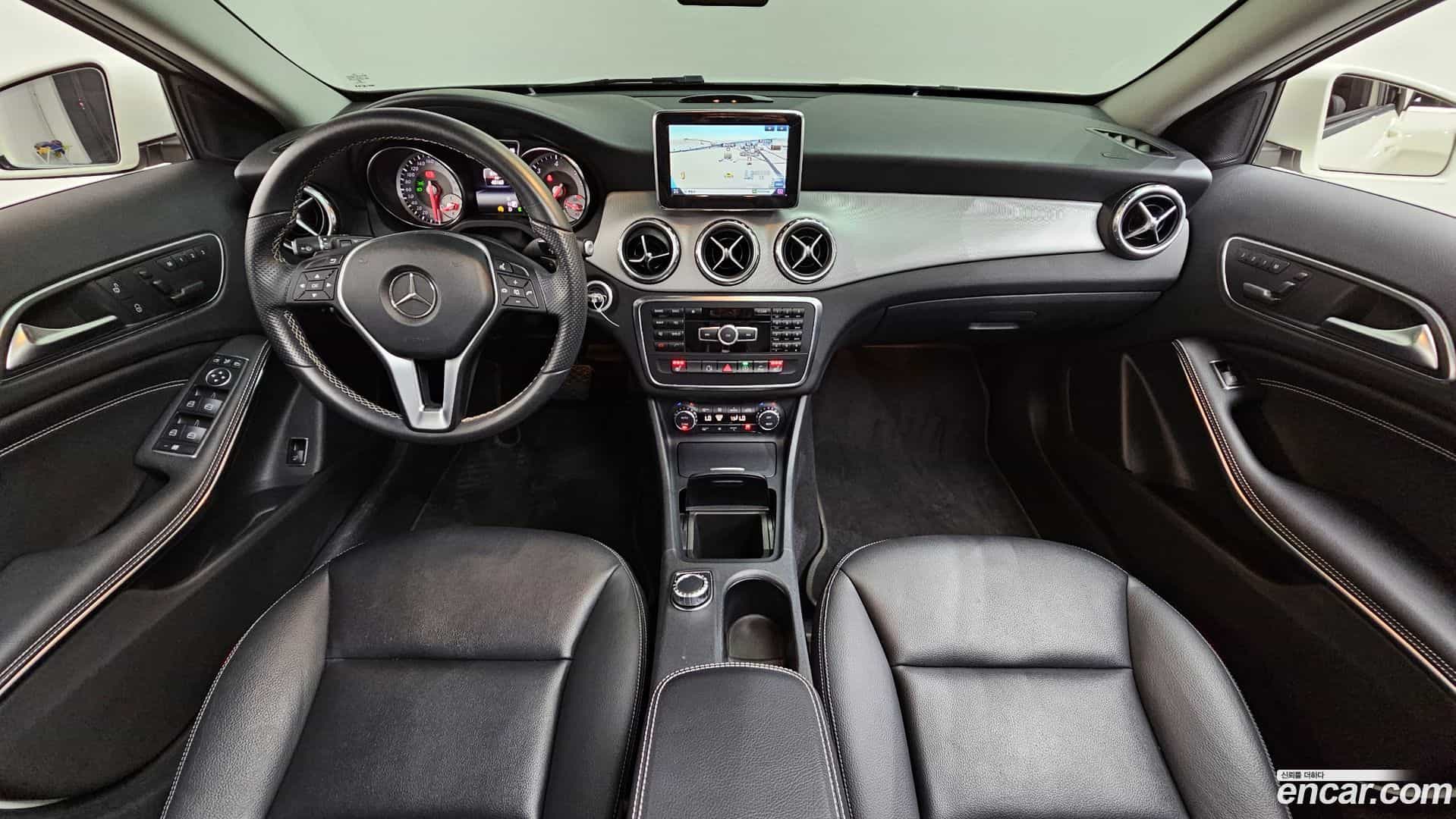 GLA-Class Mercedes-Benz 2015.11-INNER-007