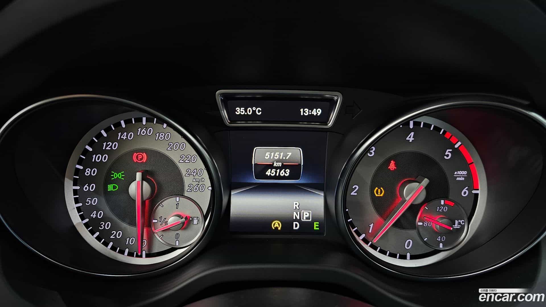 GLA-Class Mercedes-Benz 2015.11-INNER-008