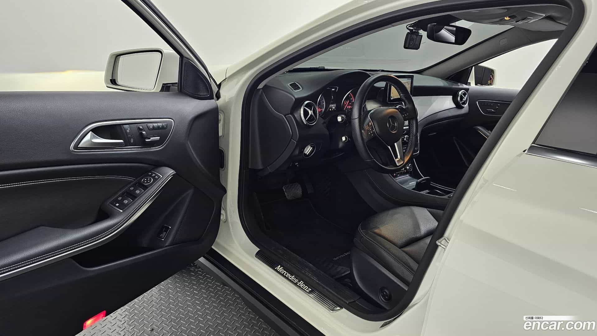 GLA-Class Mercedes-Benz 2015.11-INNER-010